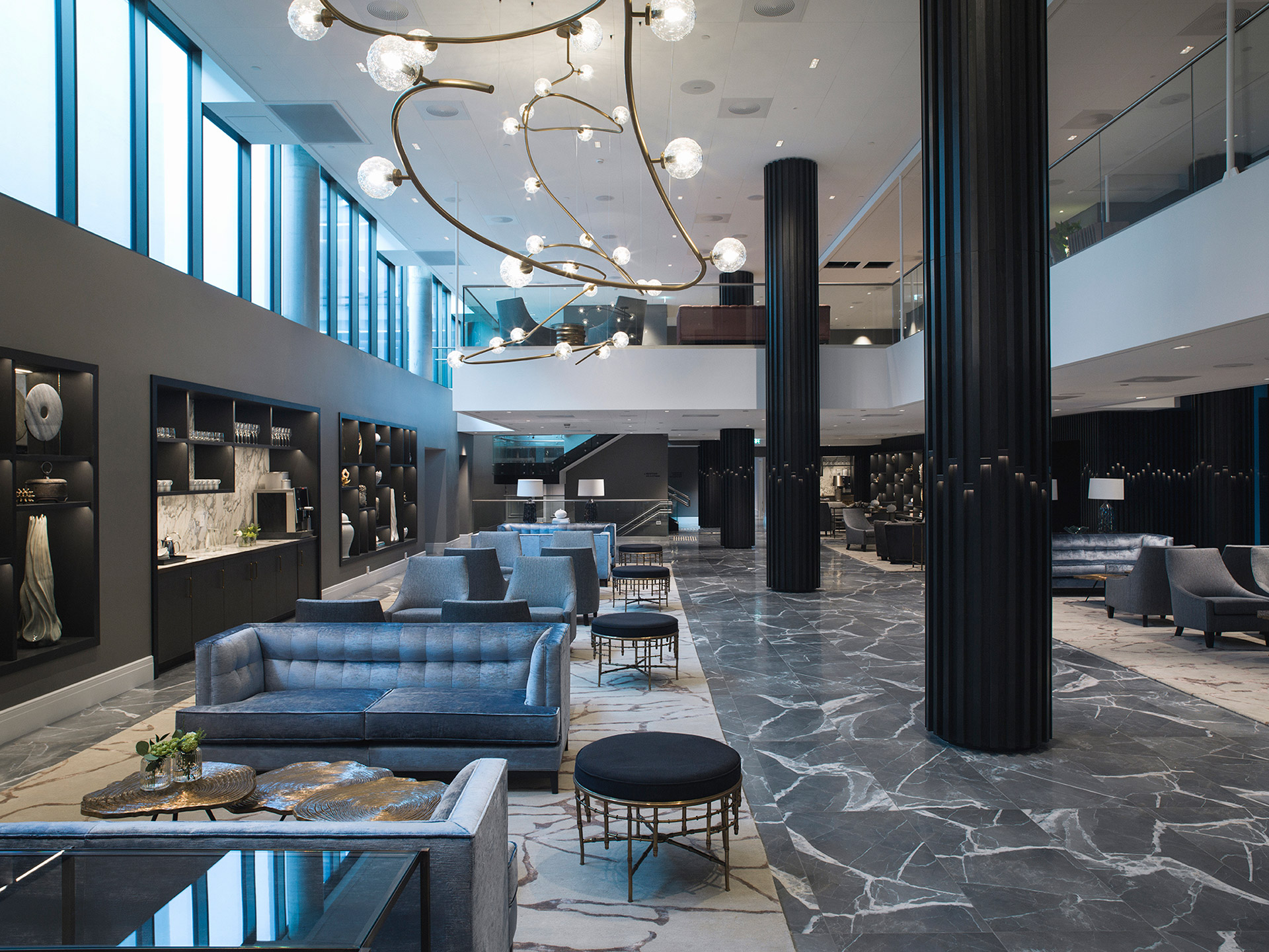 Luksuriøst hotell lobby med moderne interiør