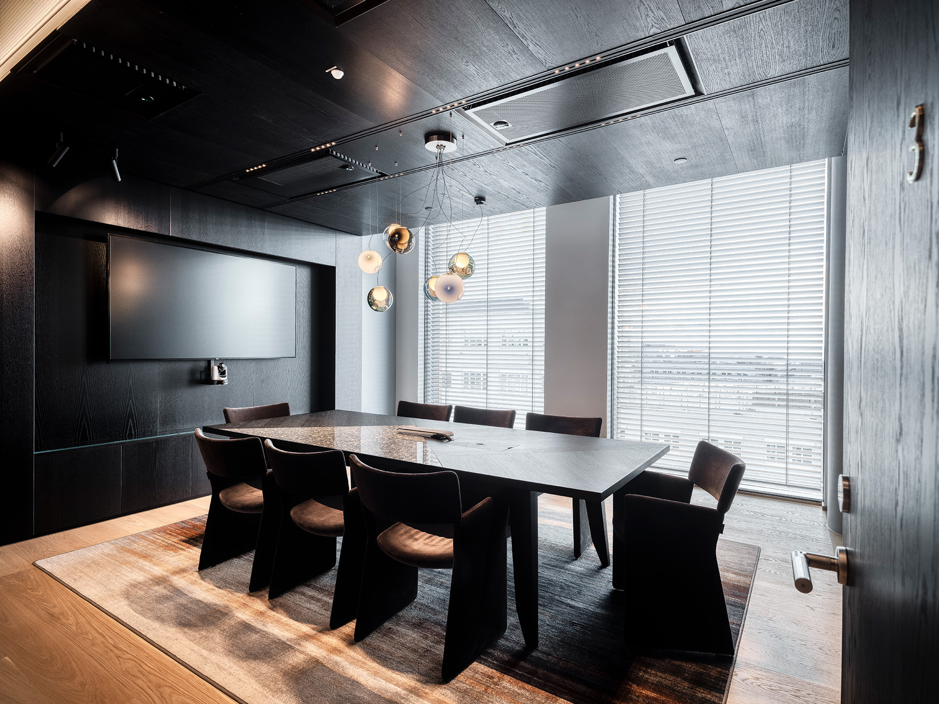 Moderne konferanserom med stor skjerm og lys