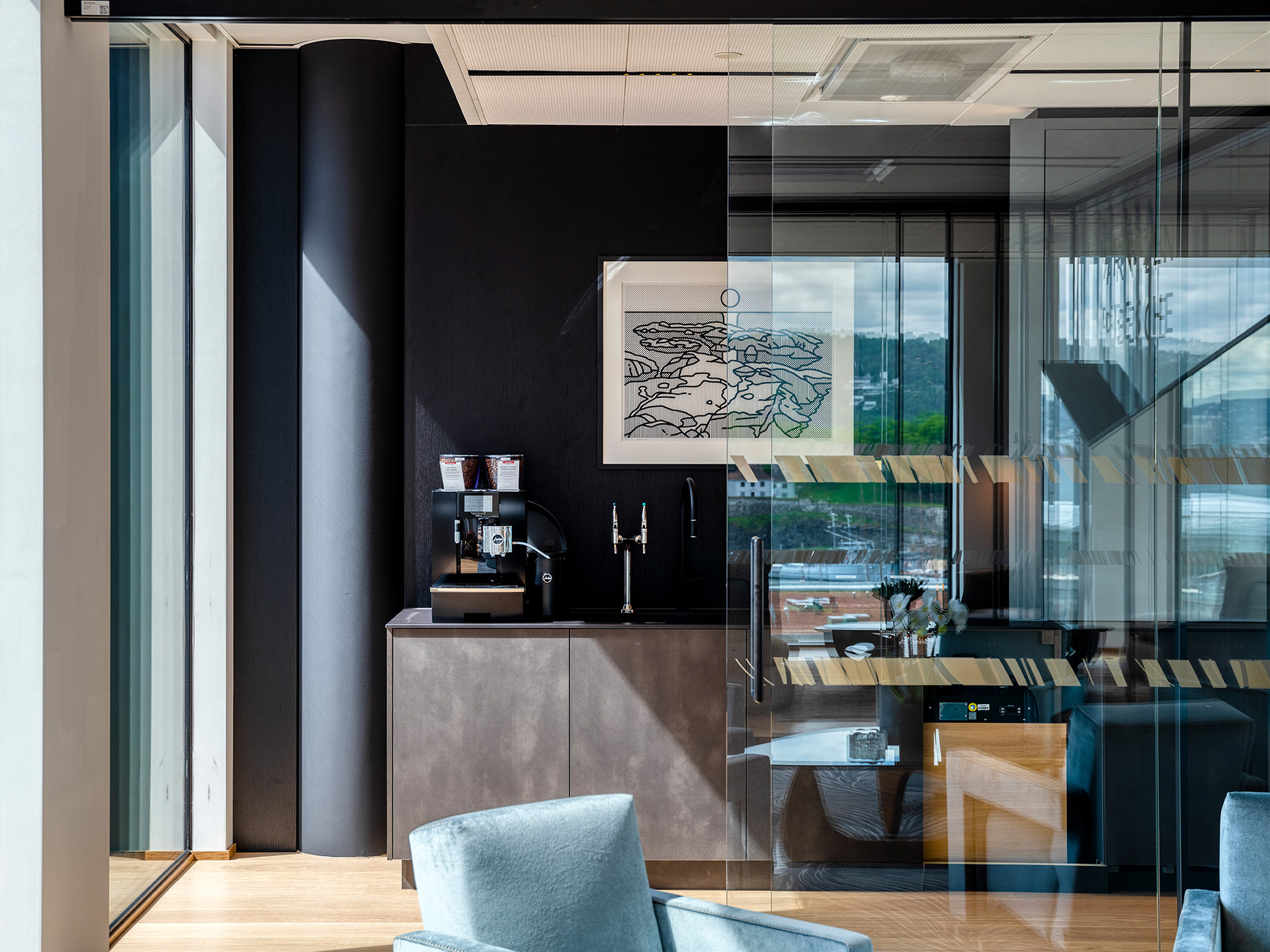 Moderne kontor med glassvegg og kaffemaskin