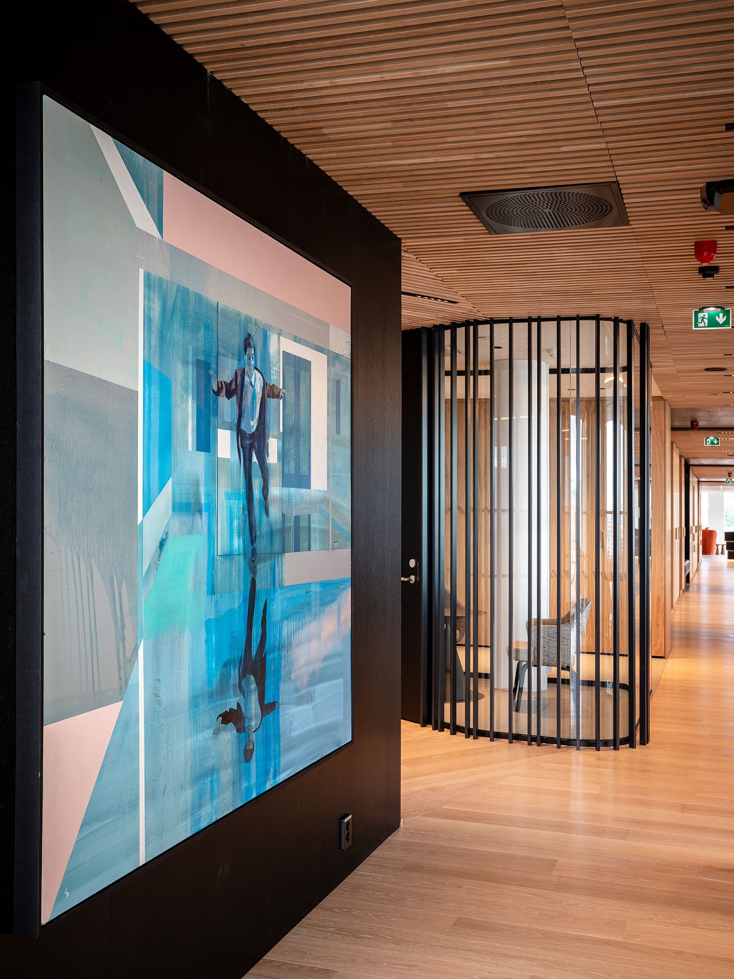 Moderne kontor med store skjerme og kunst