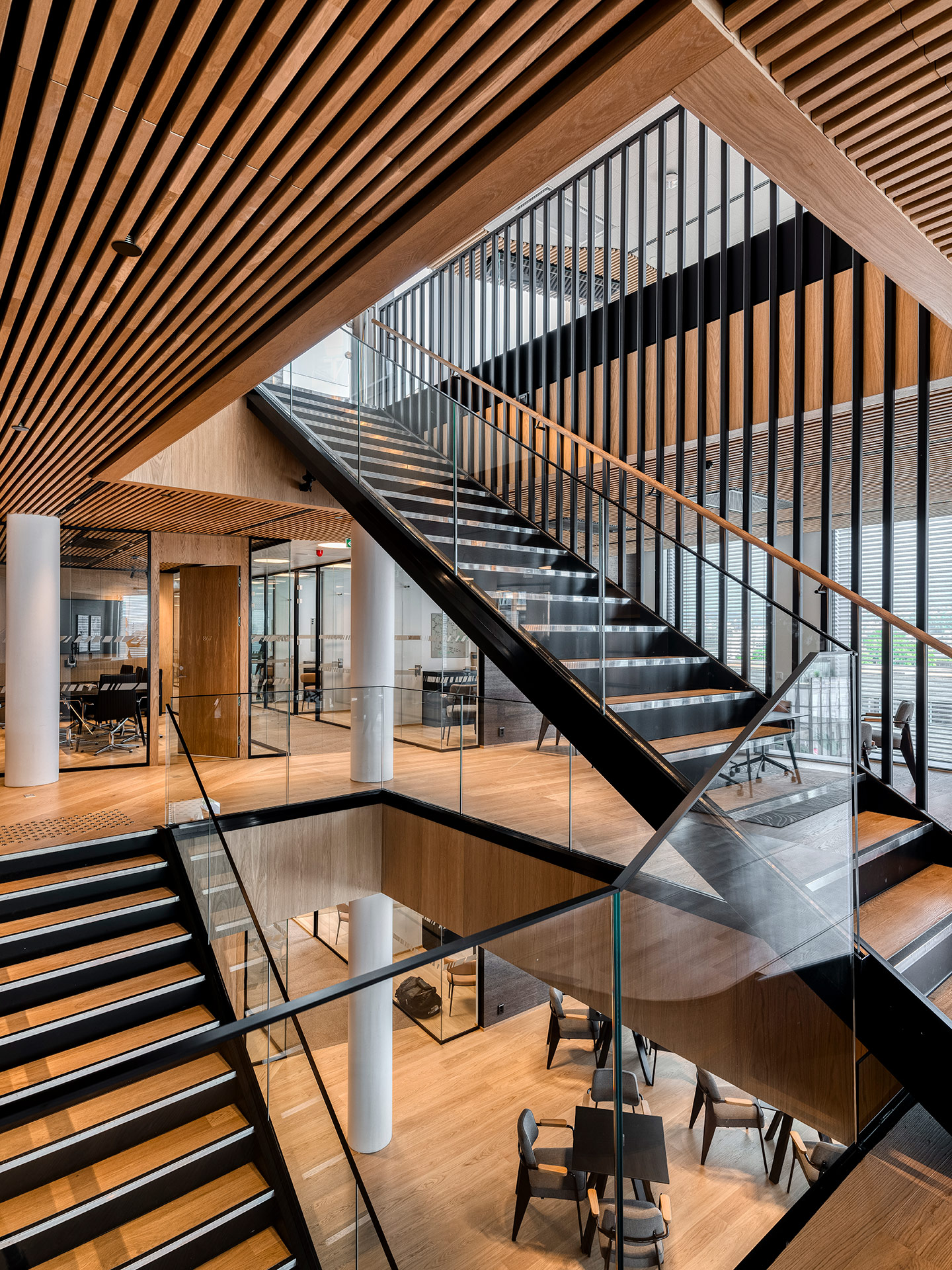 Moderne kontor trapper med glass og tre