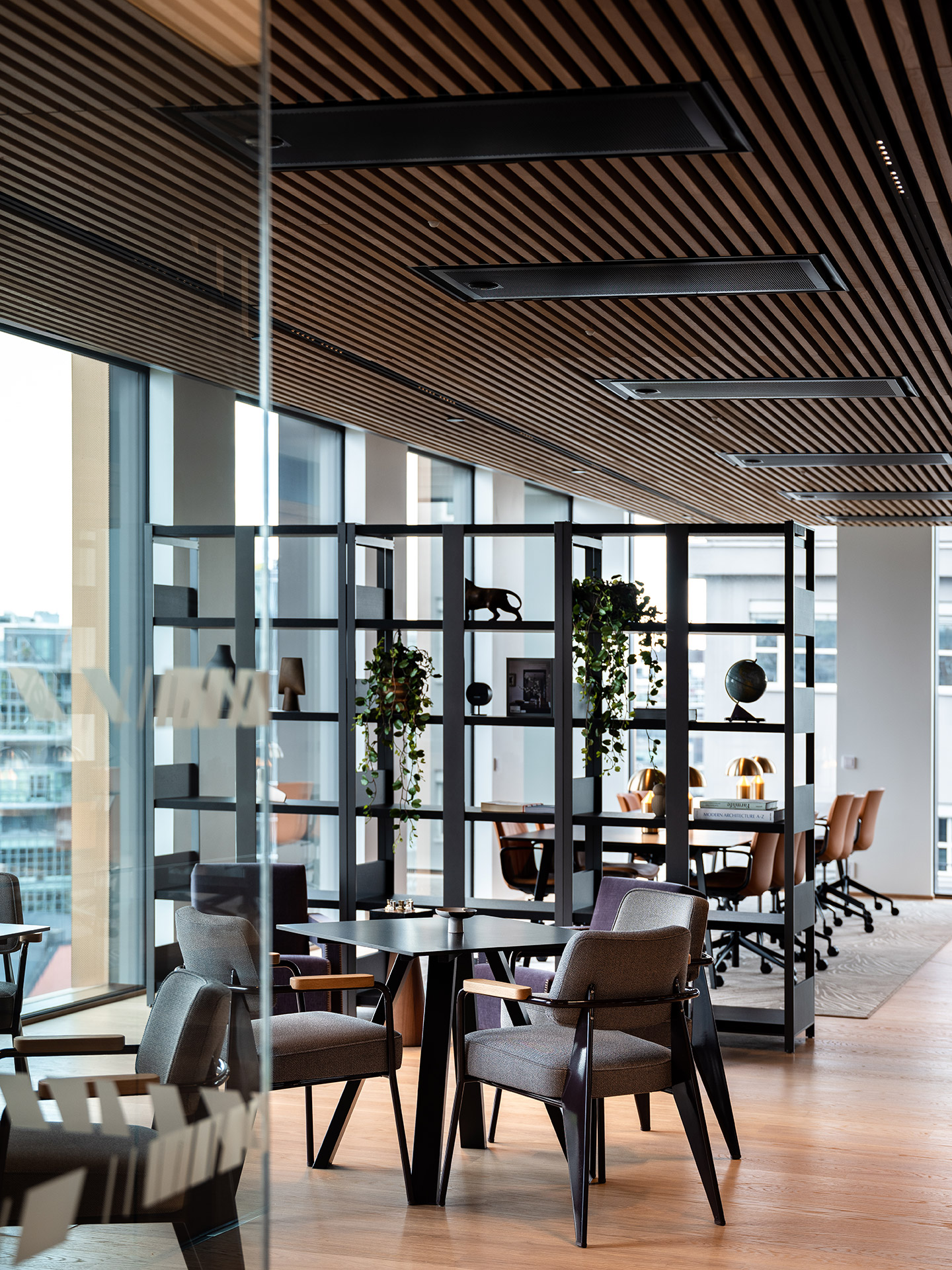 Moderne kontor med åpent område og møterom