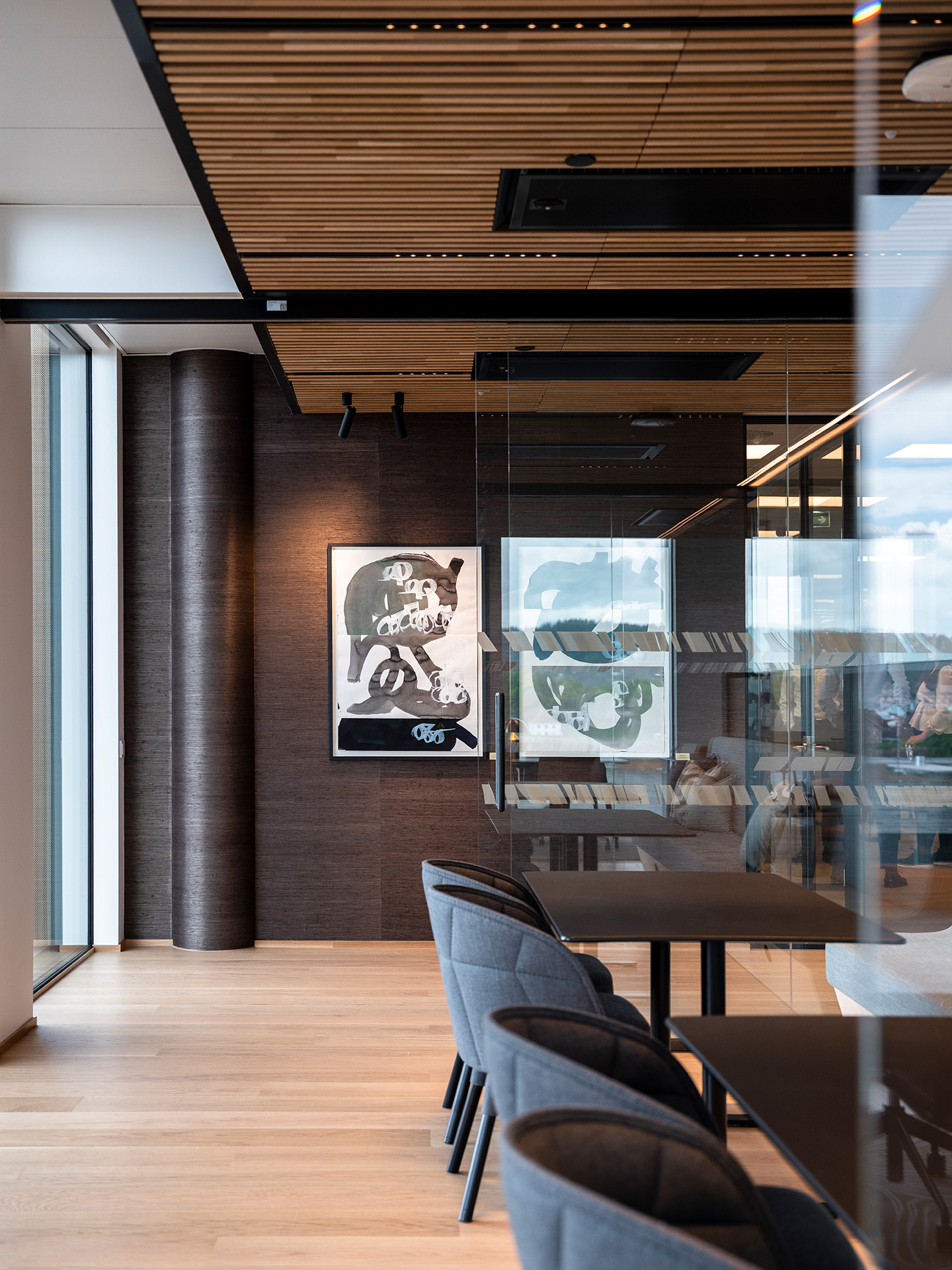 Moderne møterom med minimalistisk design og kunst