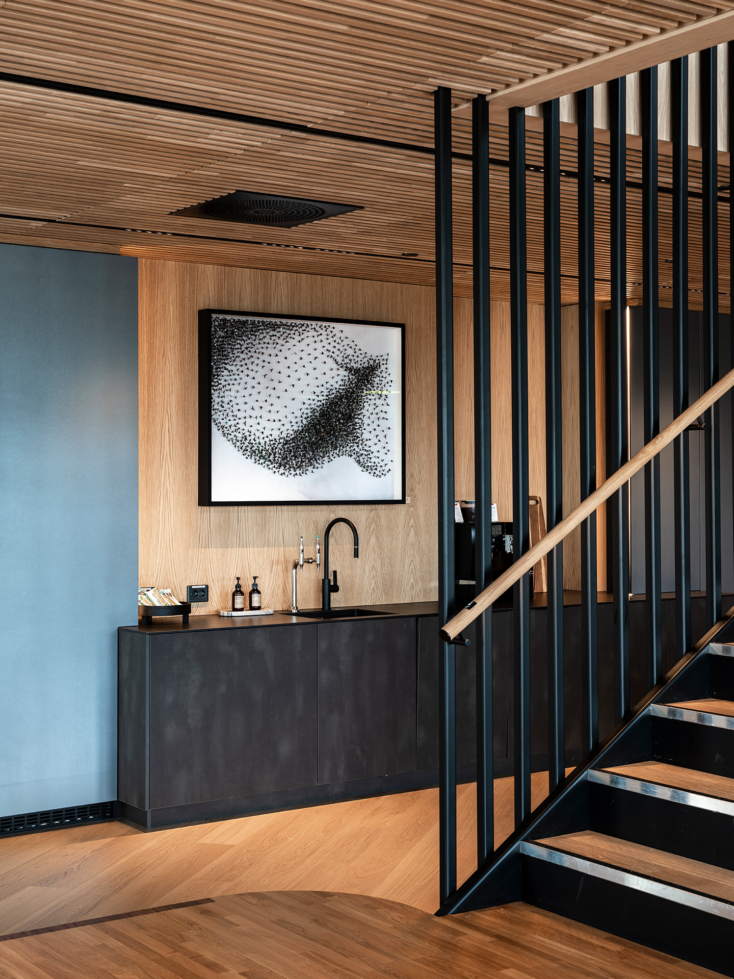 Moderne interiørdesign med tre og stål