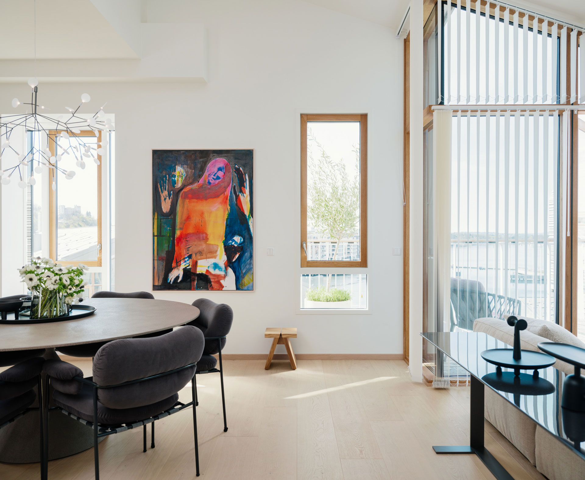 Moderne stue med kunst og naturlig lys