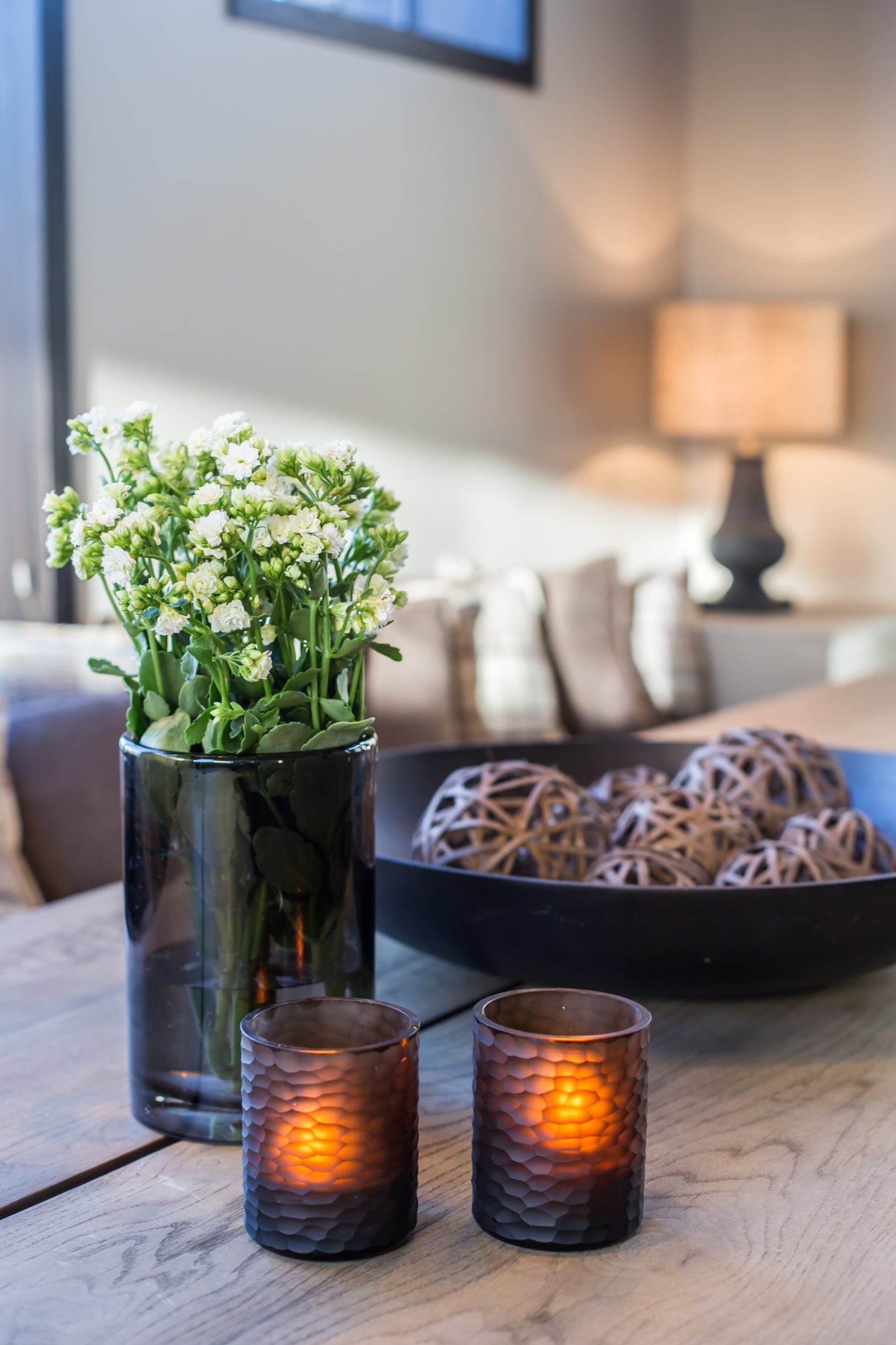 Interiørdesign med blomster og stearinlys