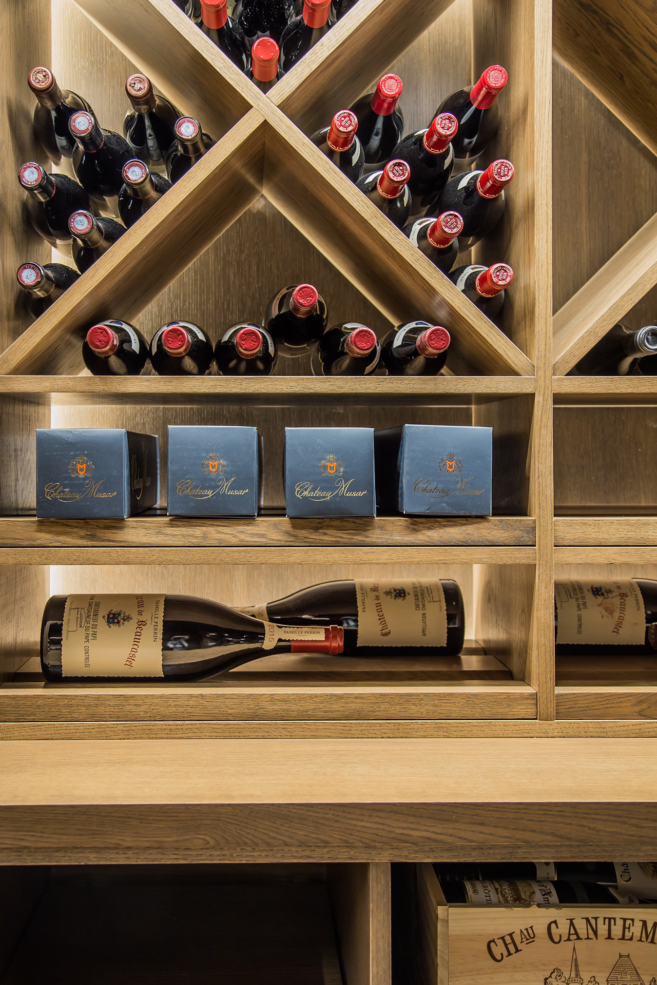 Vinkabinett med flasker og esker