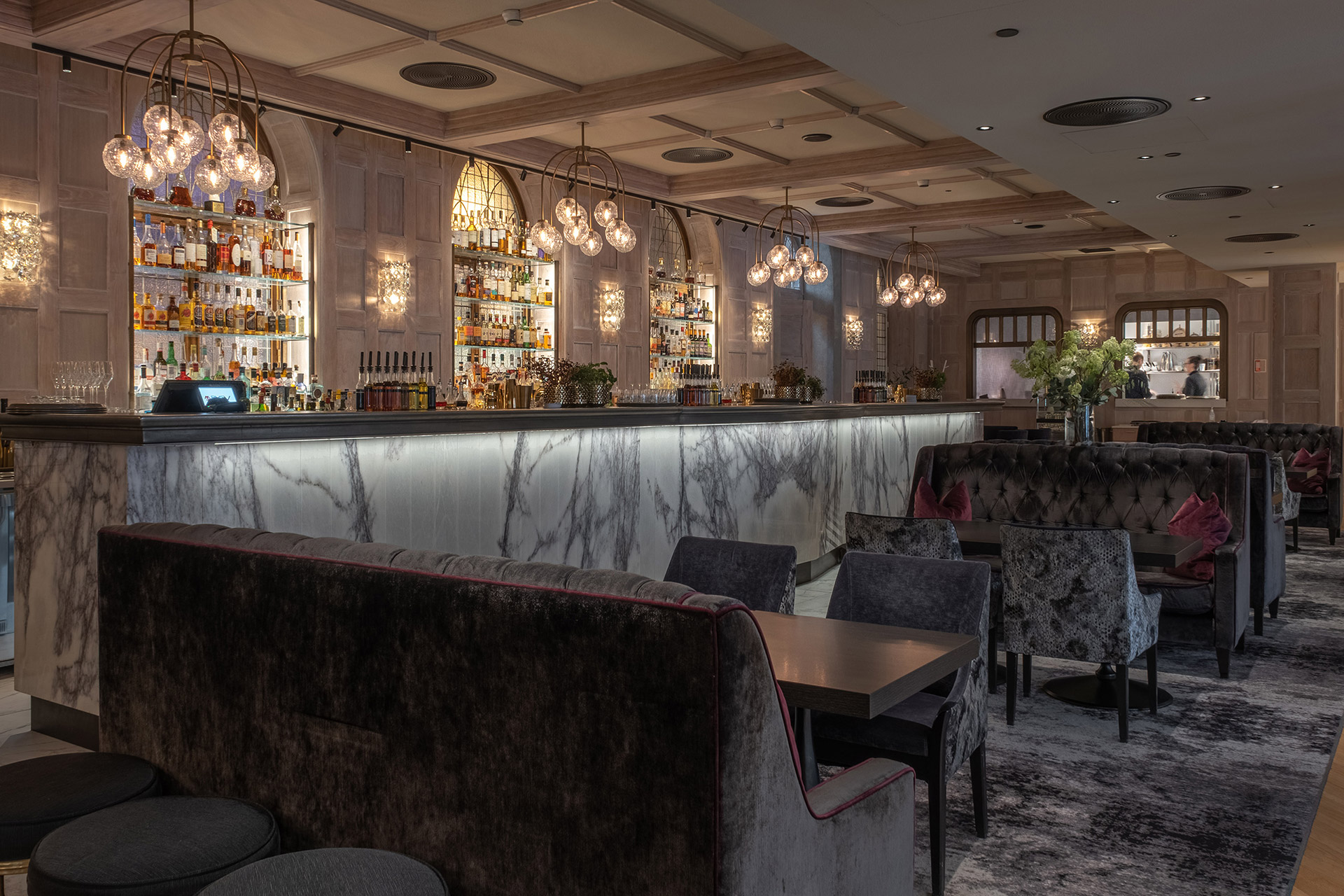 Luksuriøs bar med marmor bardisk og velvet sofaer