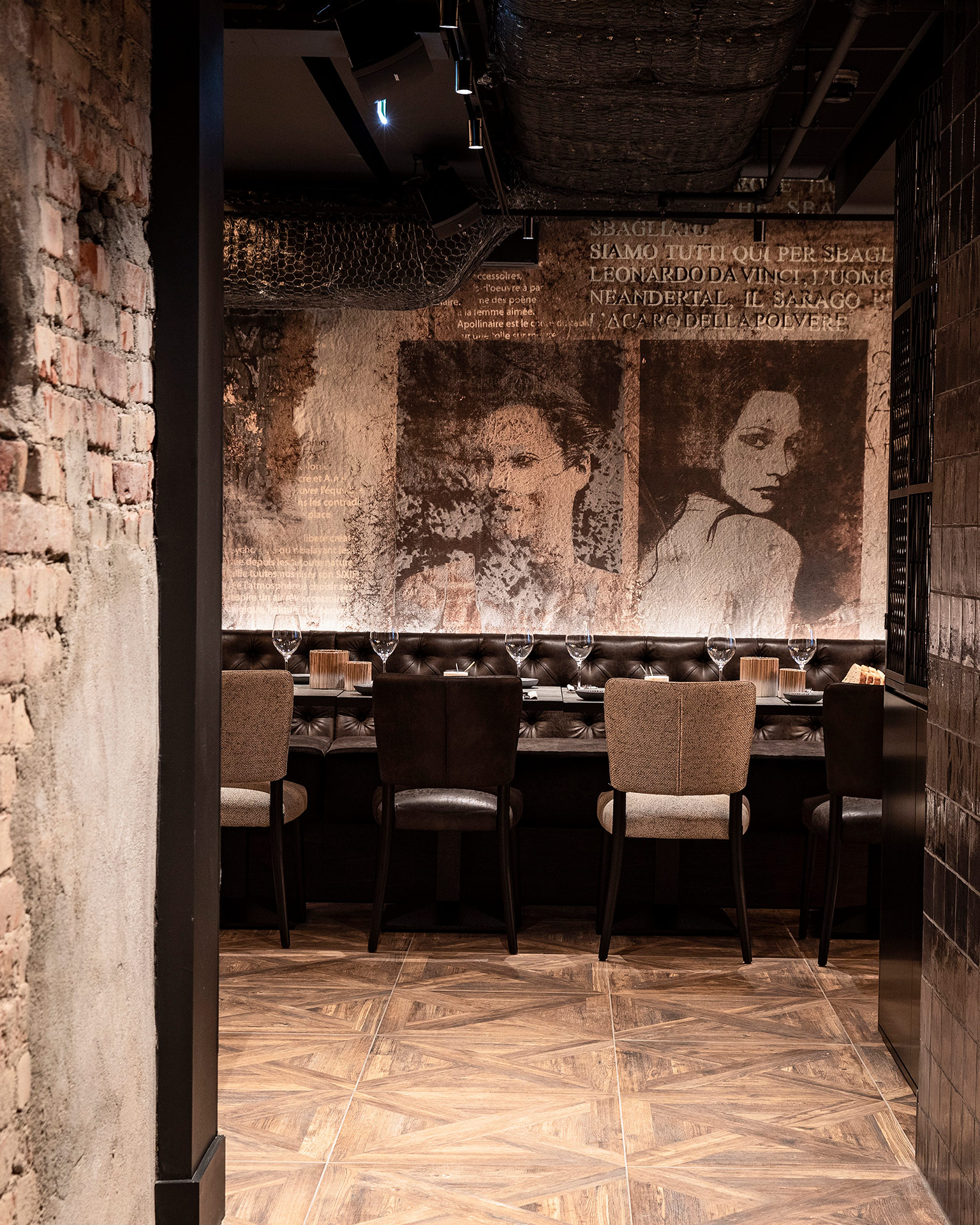 Restaurante med stor kunst på veggen