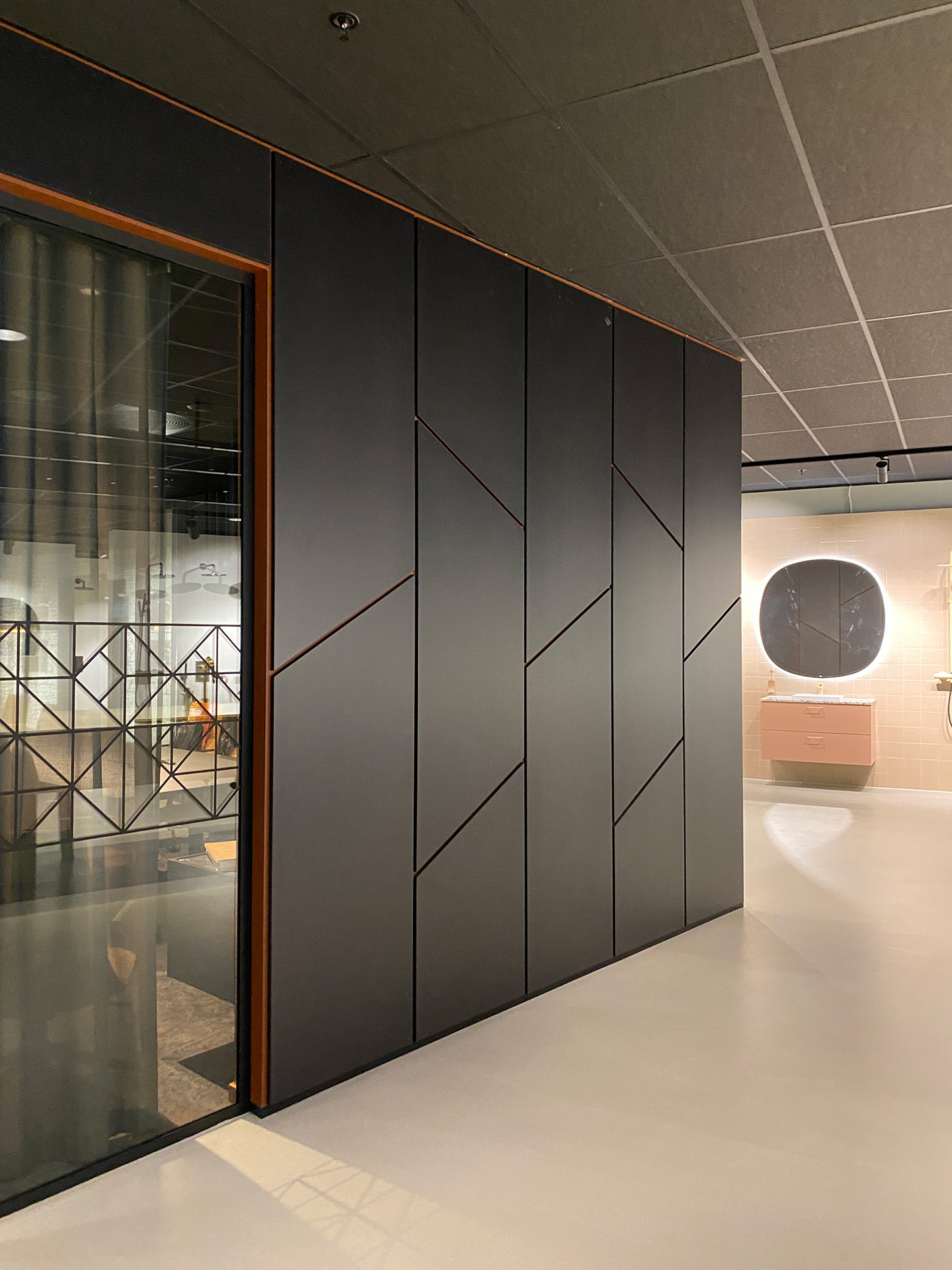 Moderne interiørdesign med mørke paneler