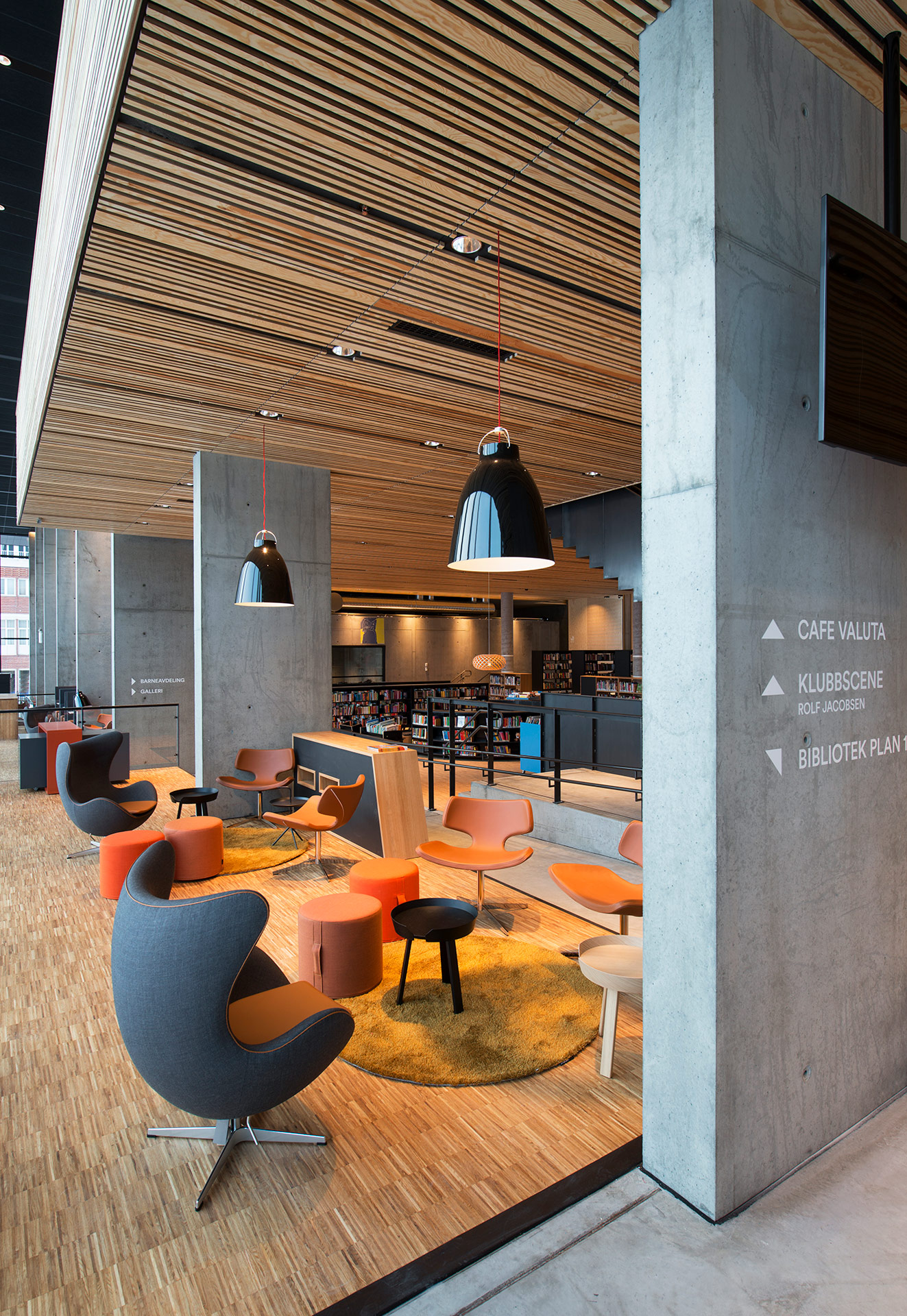 Moderne bibliotek interiør