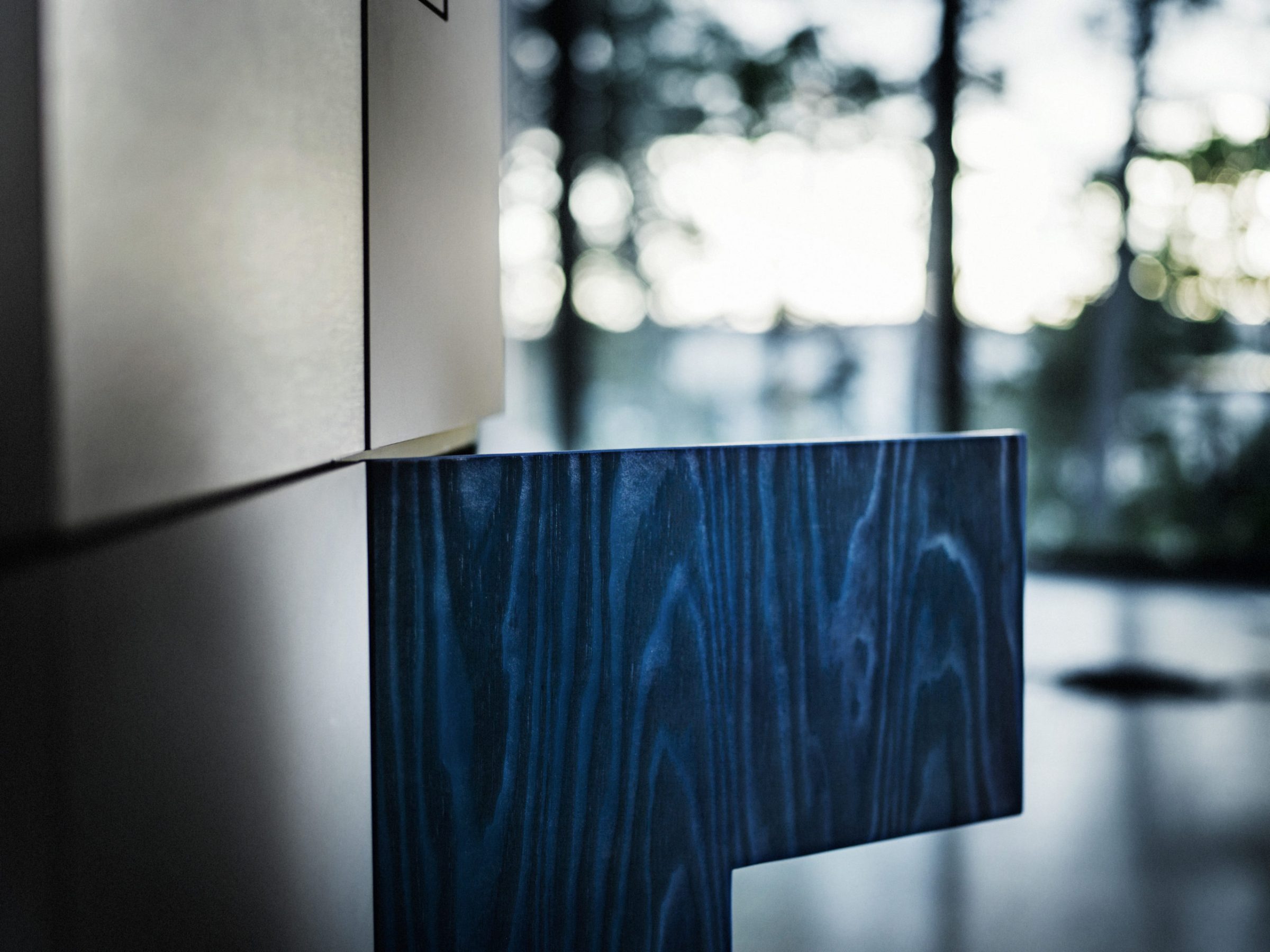 Designmøbel med mørk blå finish
