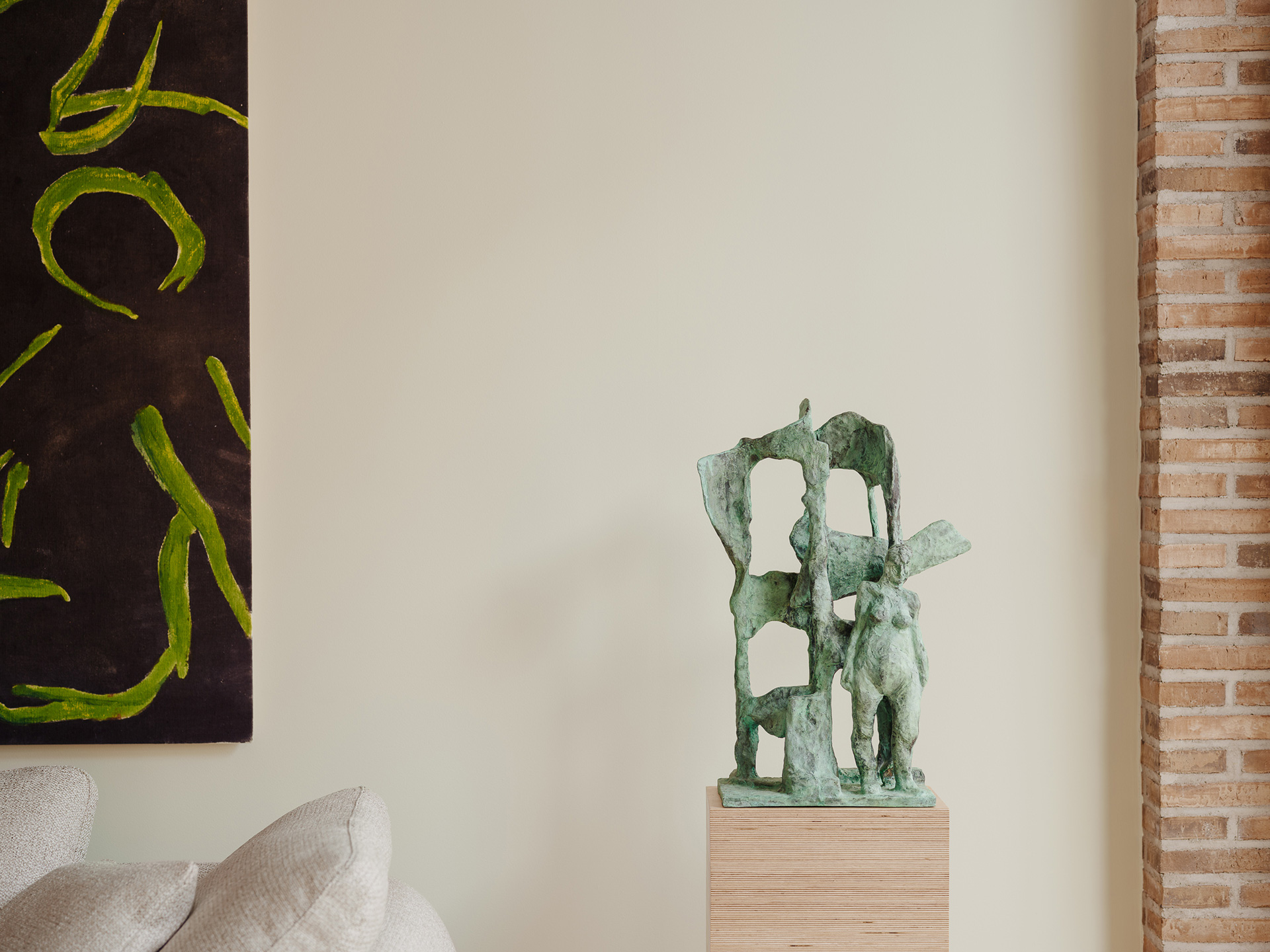Moderne skulptur og maleri i stue