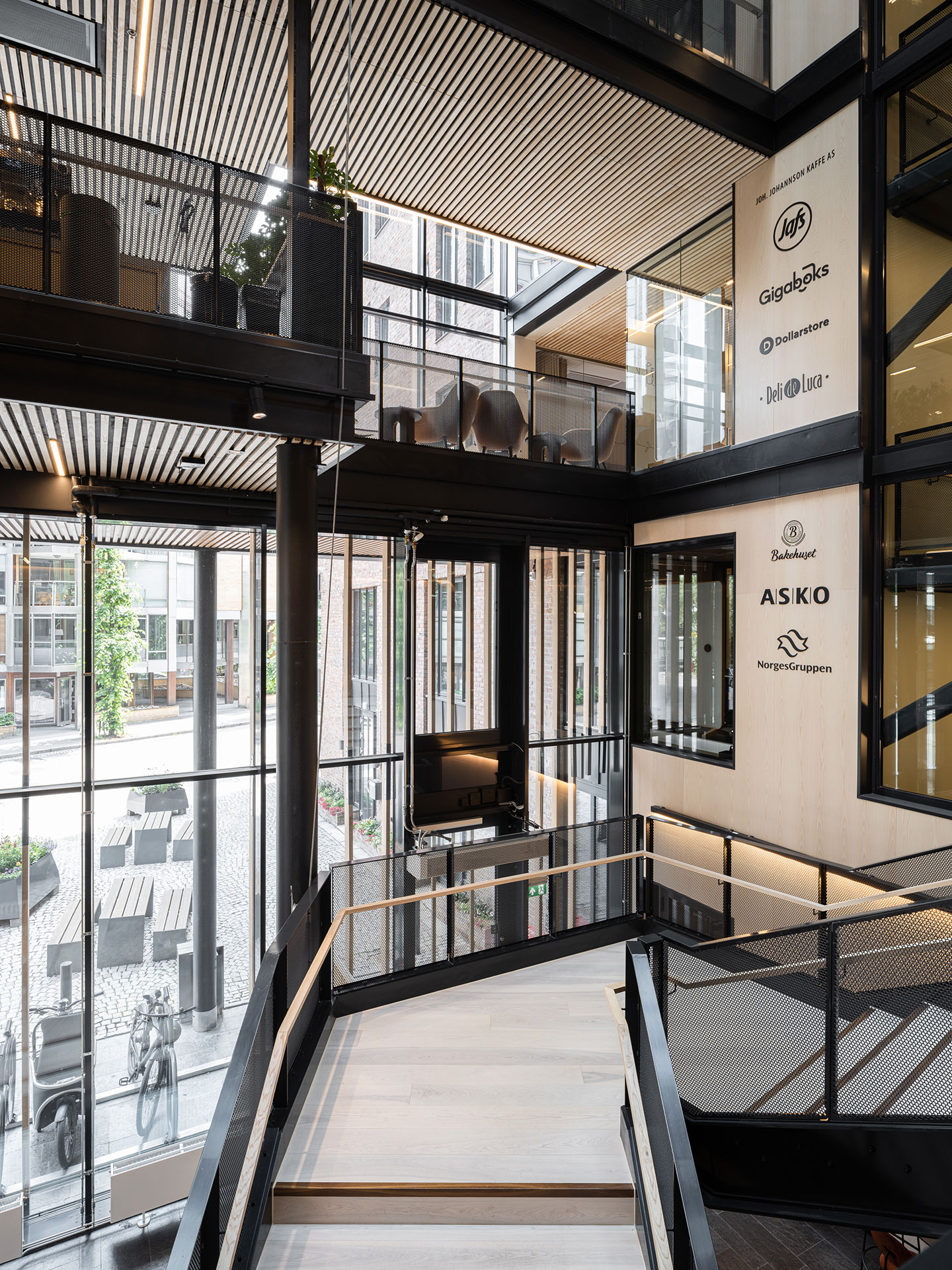 Moderne inngangspart med glass og metall