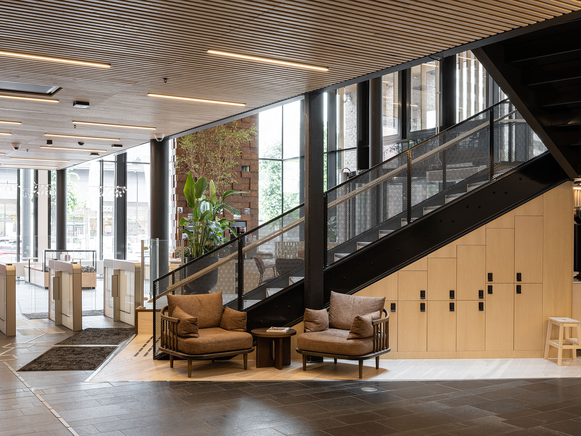 Moderne inngangshall med trapp og sittegruppe