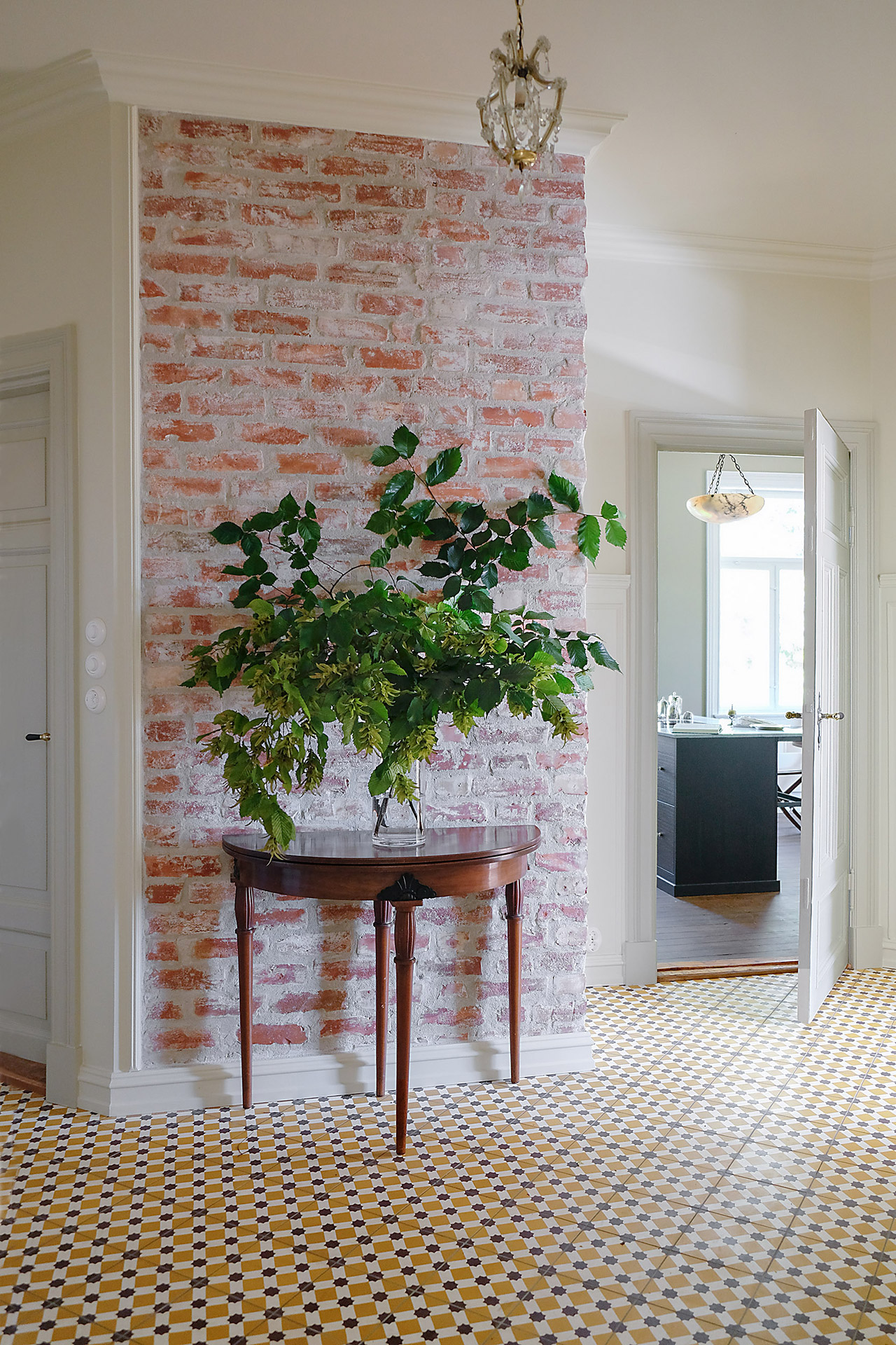 Interiør med plante og mønsterfliser