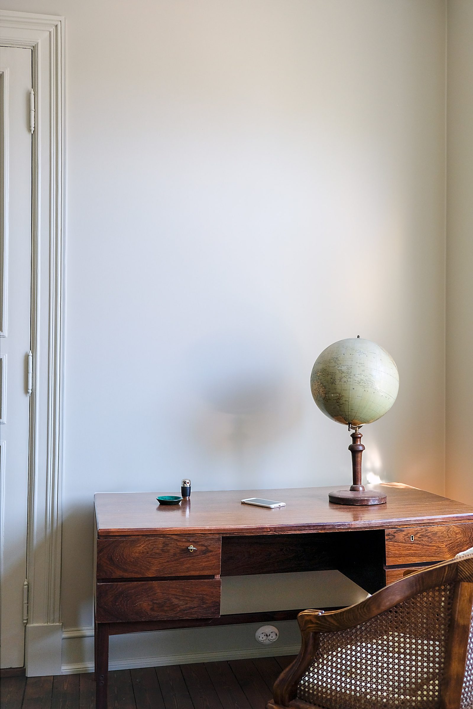 Skjebnehuset med skrivebord og globus