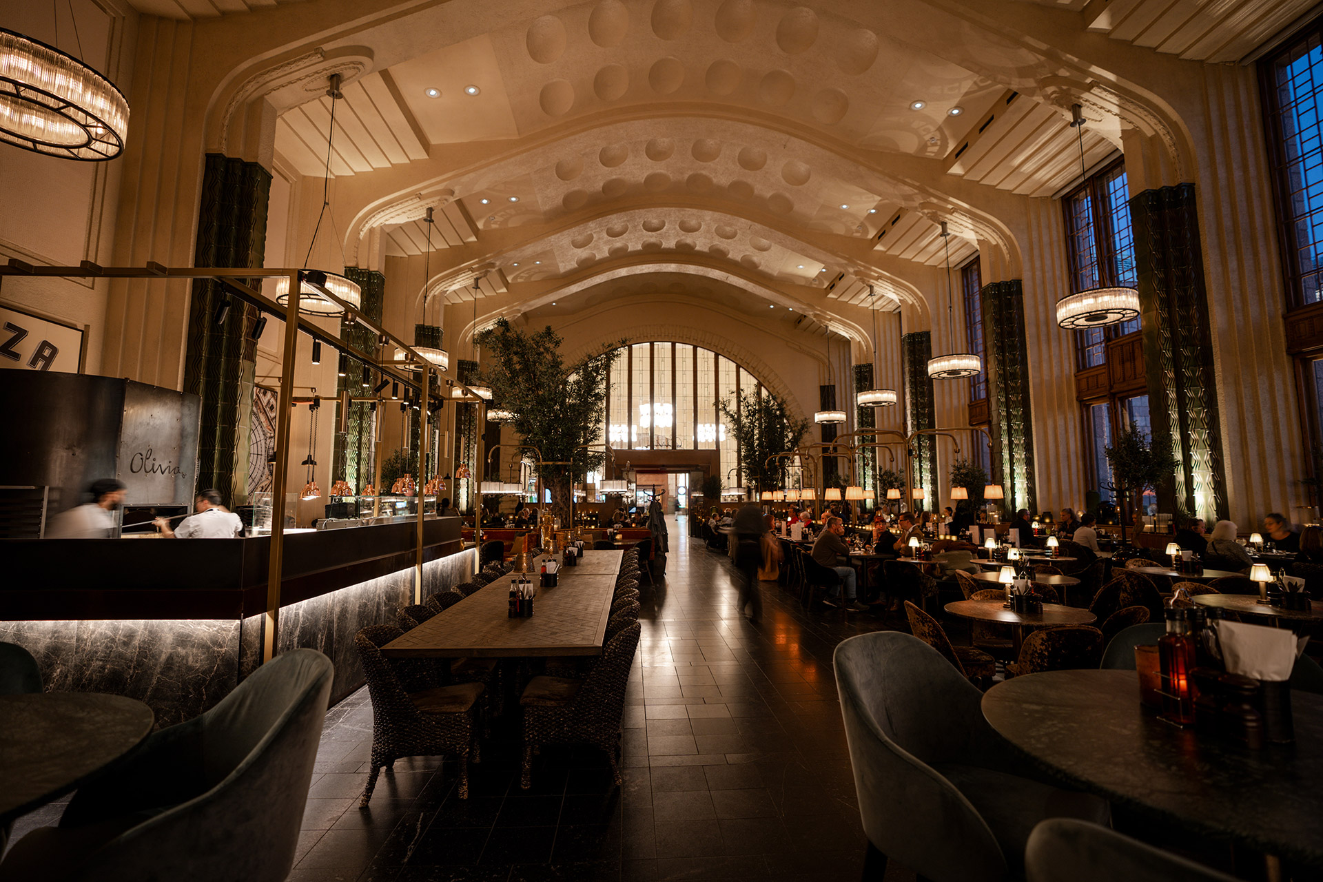Luksuriøst interiør av stor restaurant