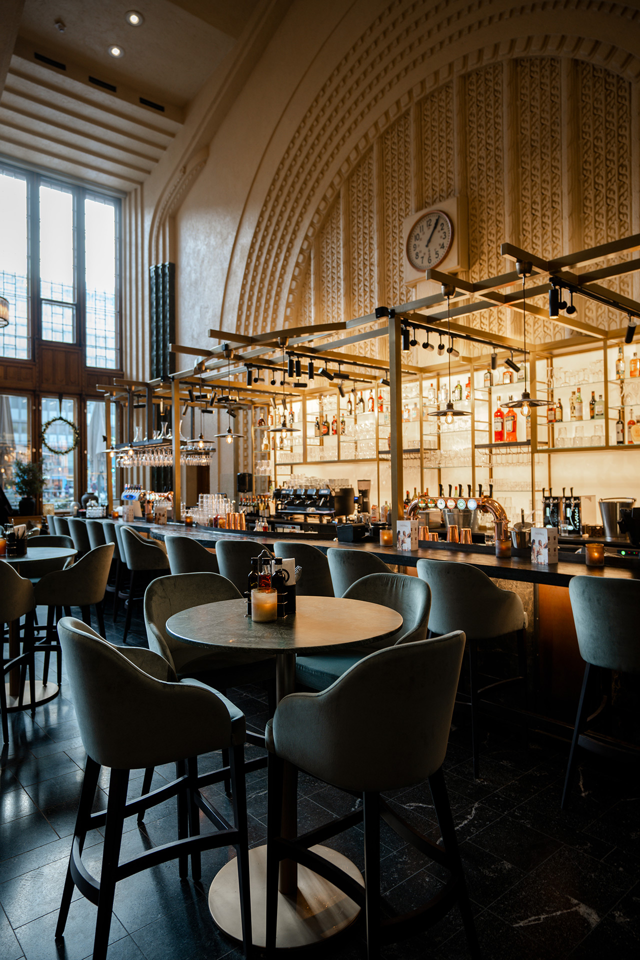 Luksuriøst interiør av en moderne bar