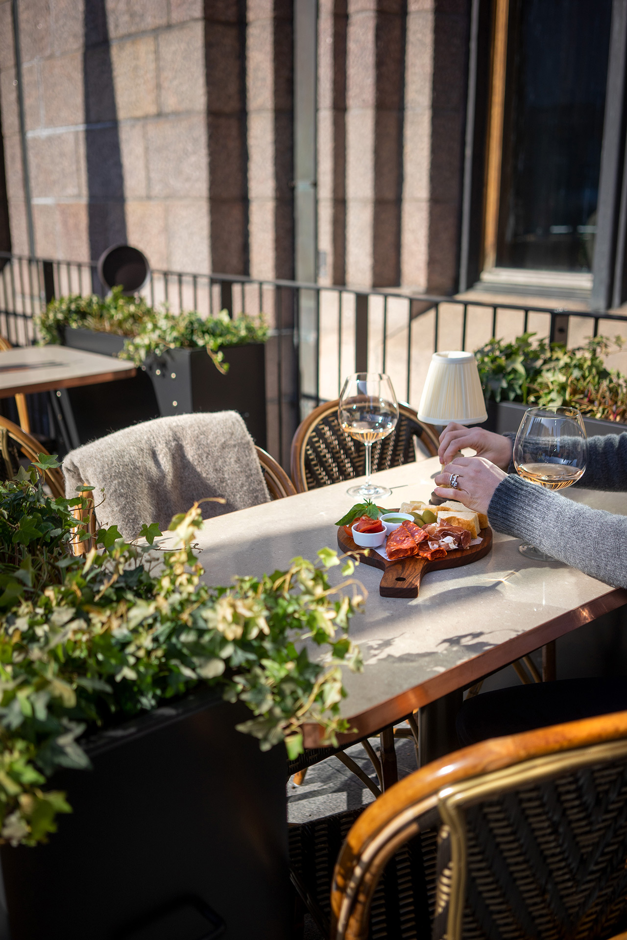 Utendørs spisning med vin og tapas