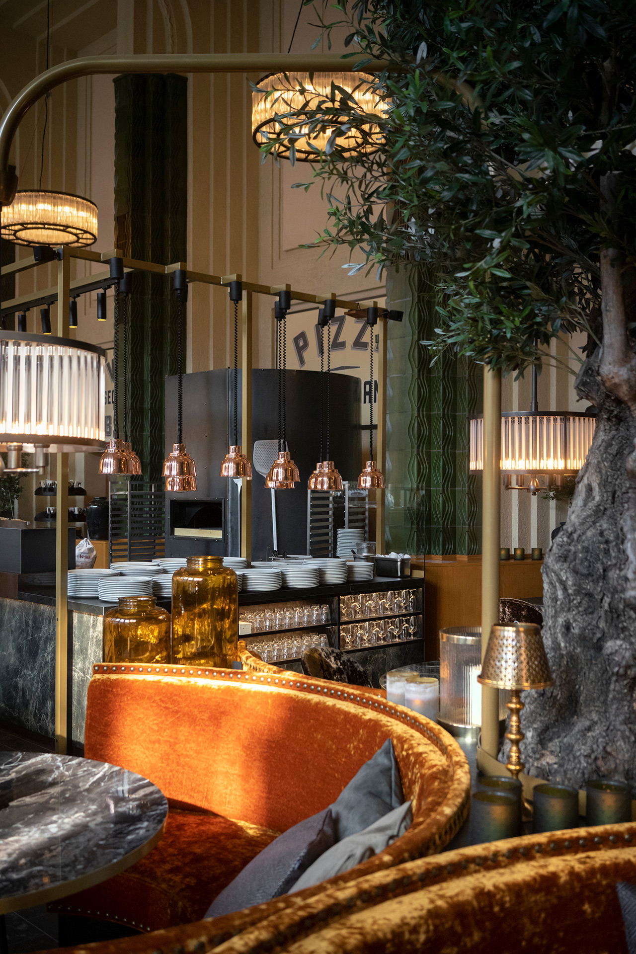 Luksuriøs restaurant med moderne innredning
