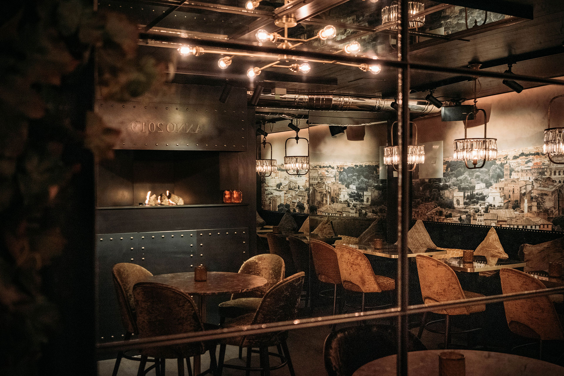 Interiør av restaurant med brann og sitteplasser