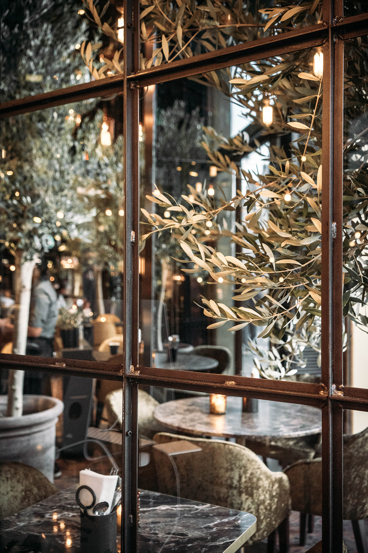 Restauranter med grønne planter og lys
