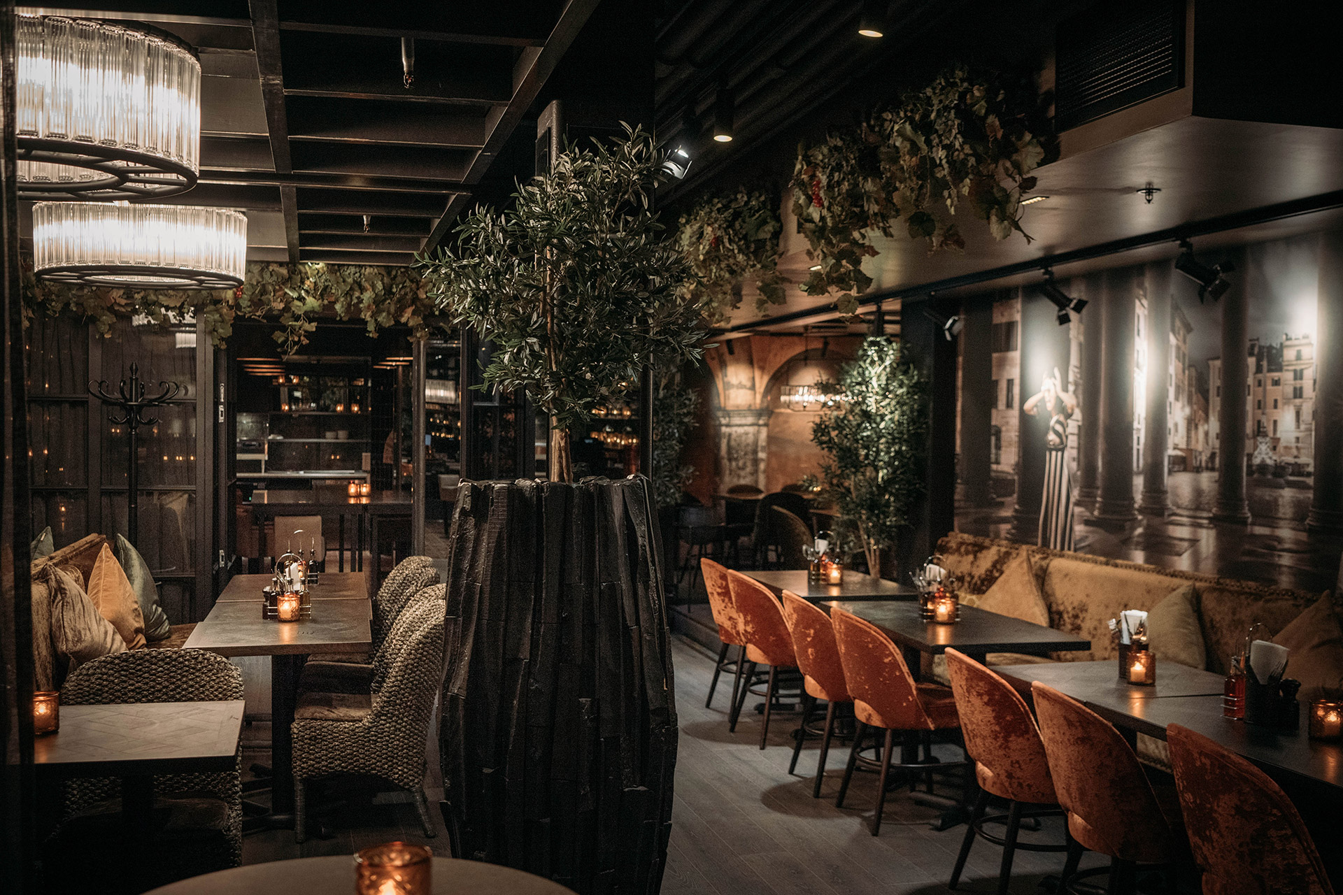 Interiør av restaurant med bord og stoler