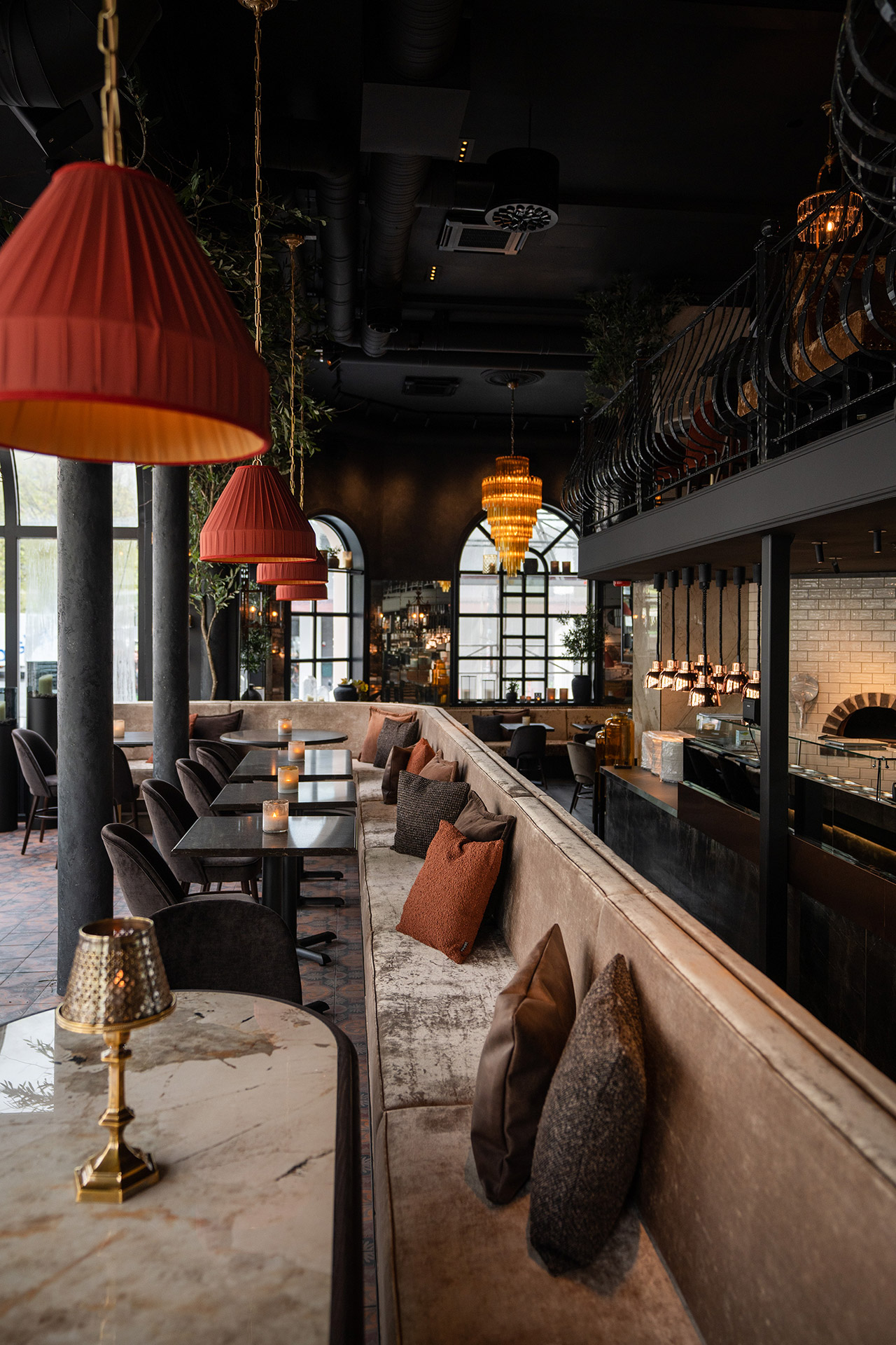 Restaurante med sofistikert interiør og belysning