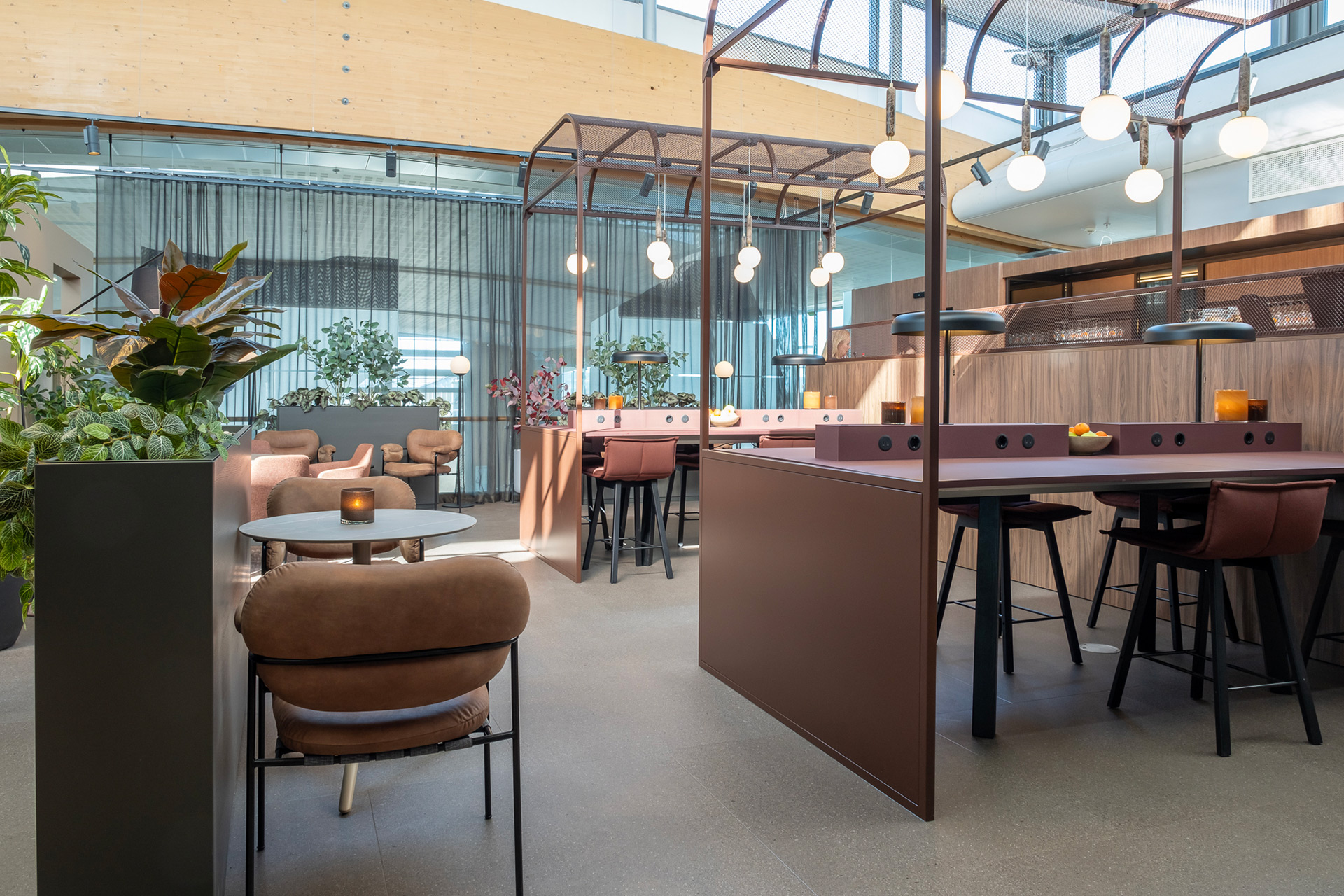 Moderne kafé med plass til møter og sosialt samvær