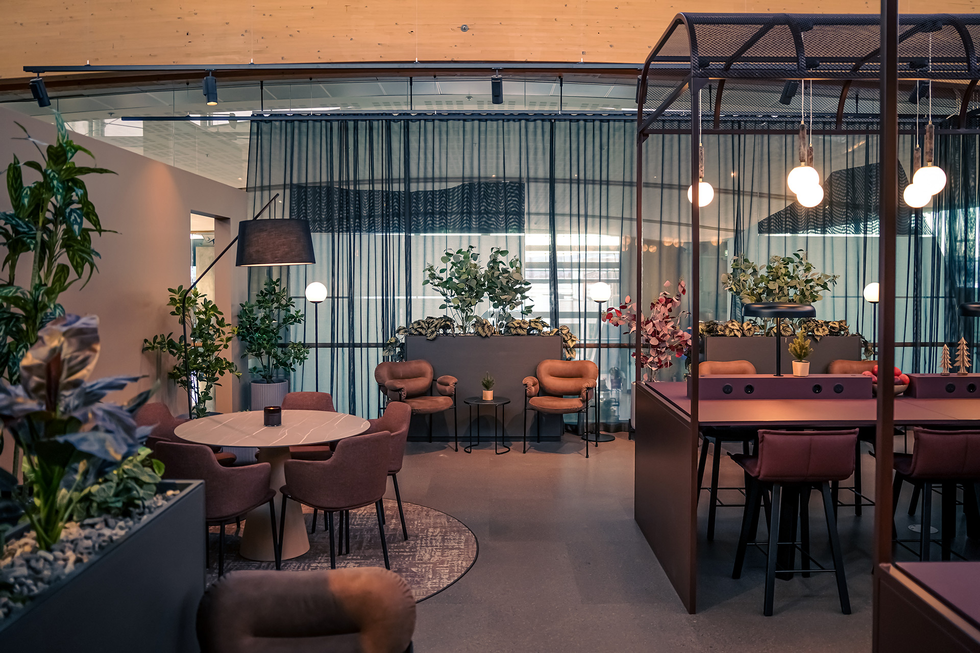 Moderne møterom med planter og fleksible sitteplasser