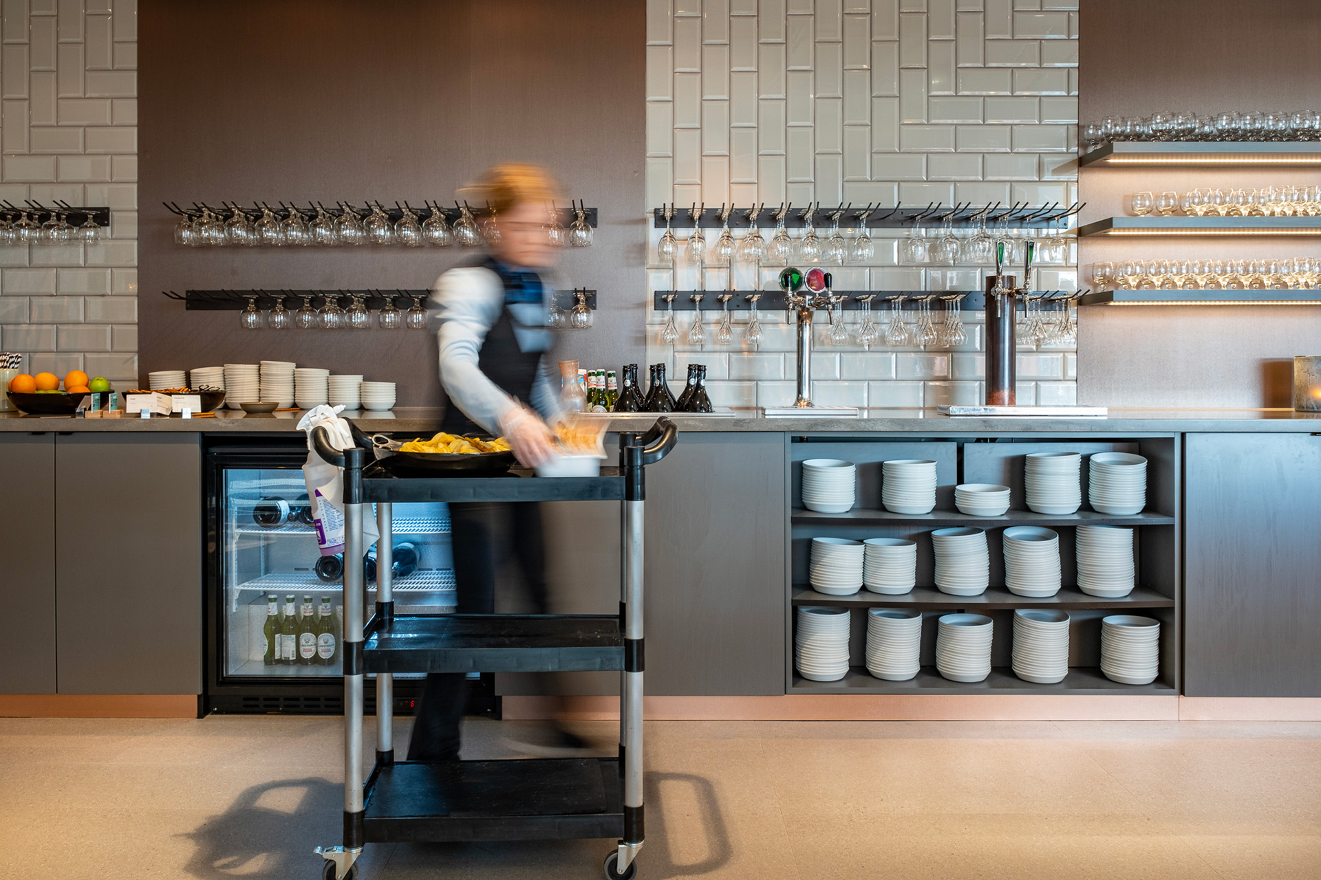 Kjøkkenpersonal på kafé med servicevogn