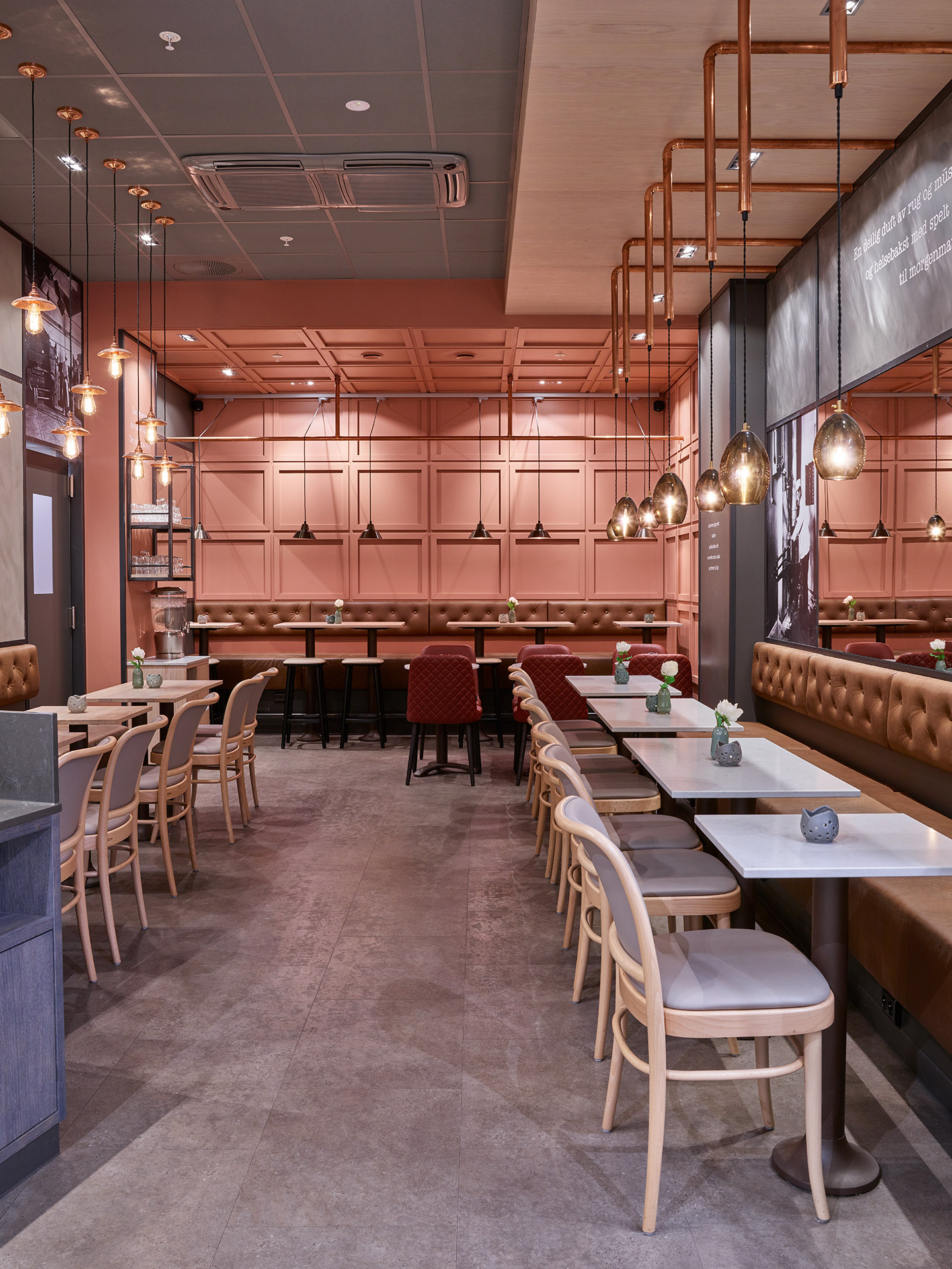 Restaurante med moderne innredning og behagelig atmosfære