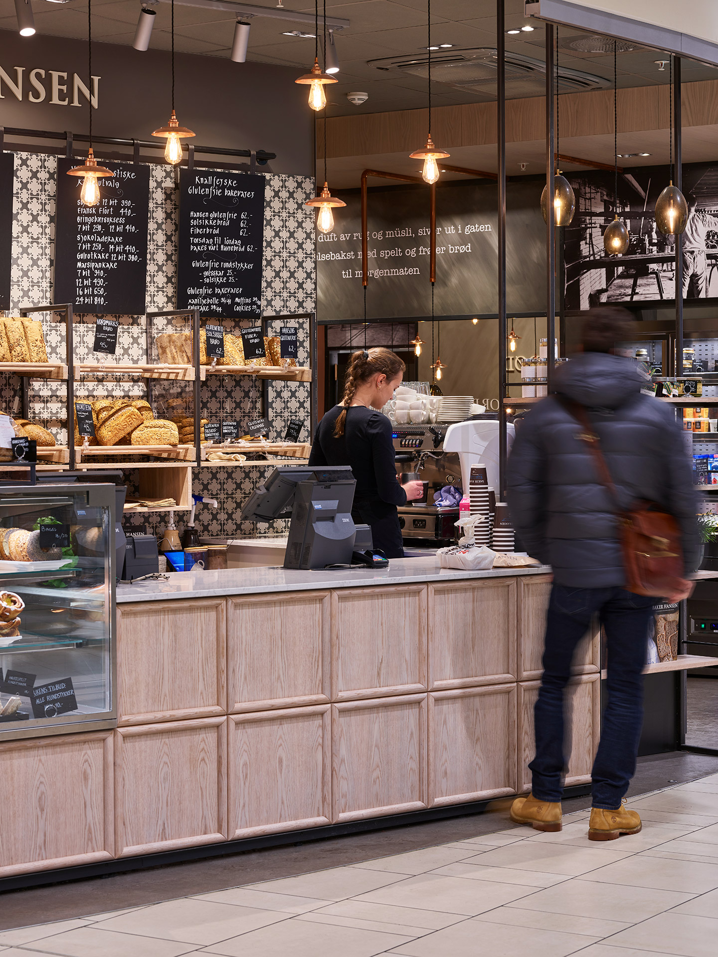 Kafe med brød og kaker