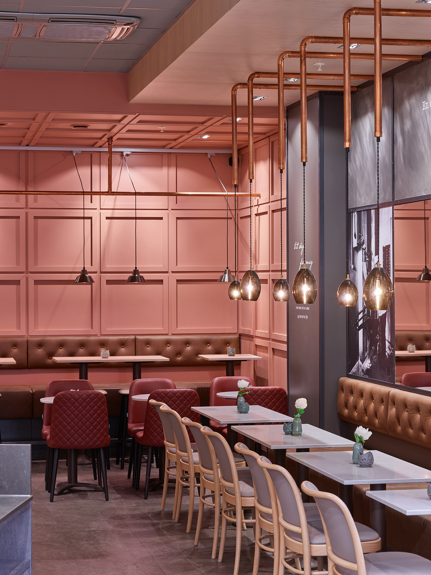 Restaurante med moderne innredning og rosa vegger