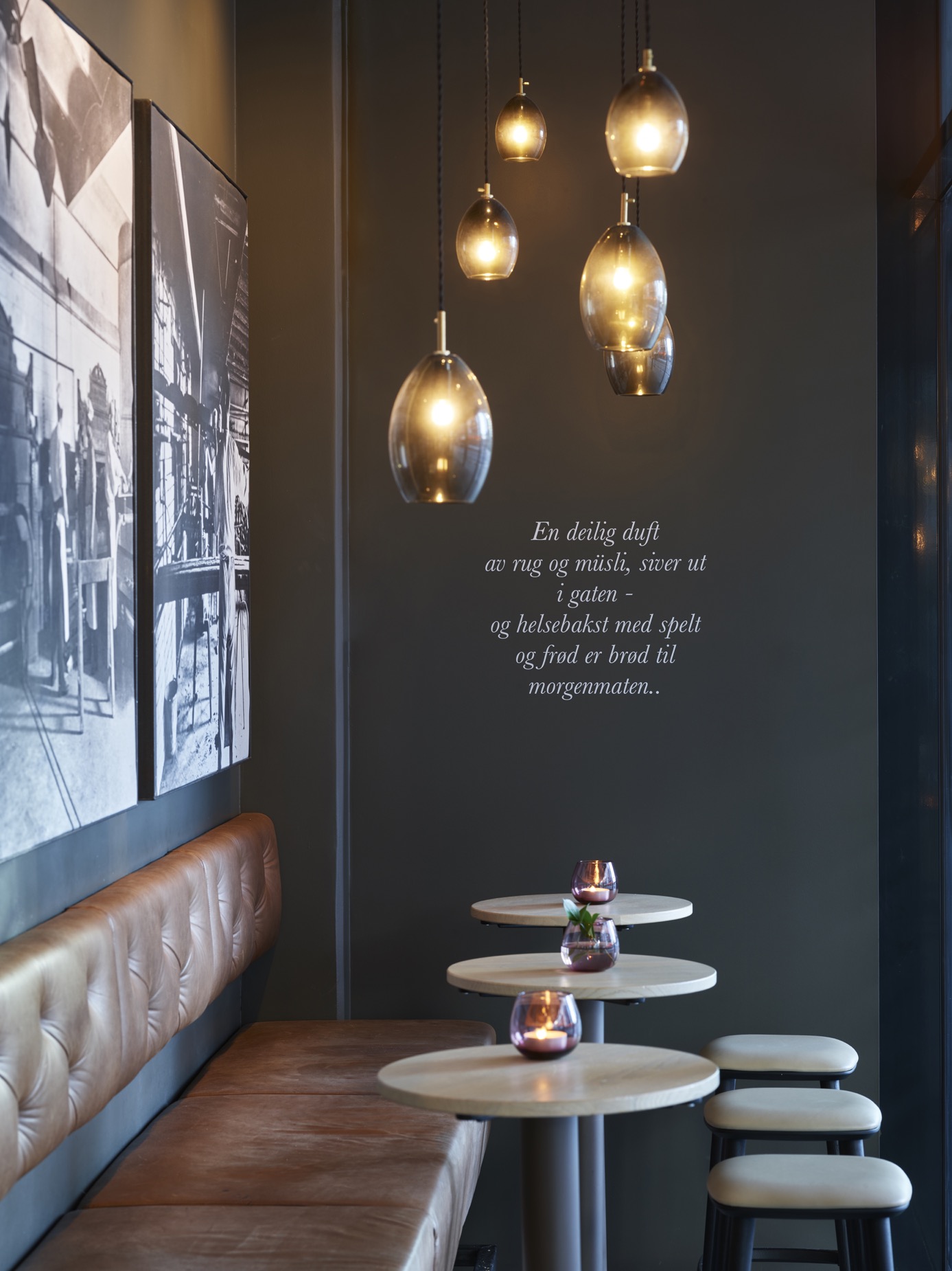 Lys og møbler i moderne kafé