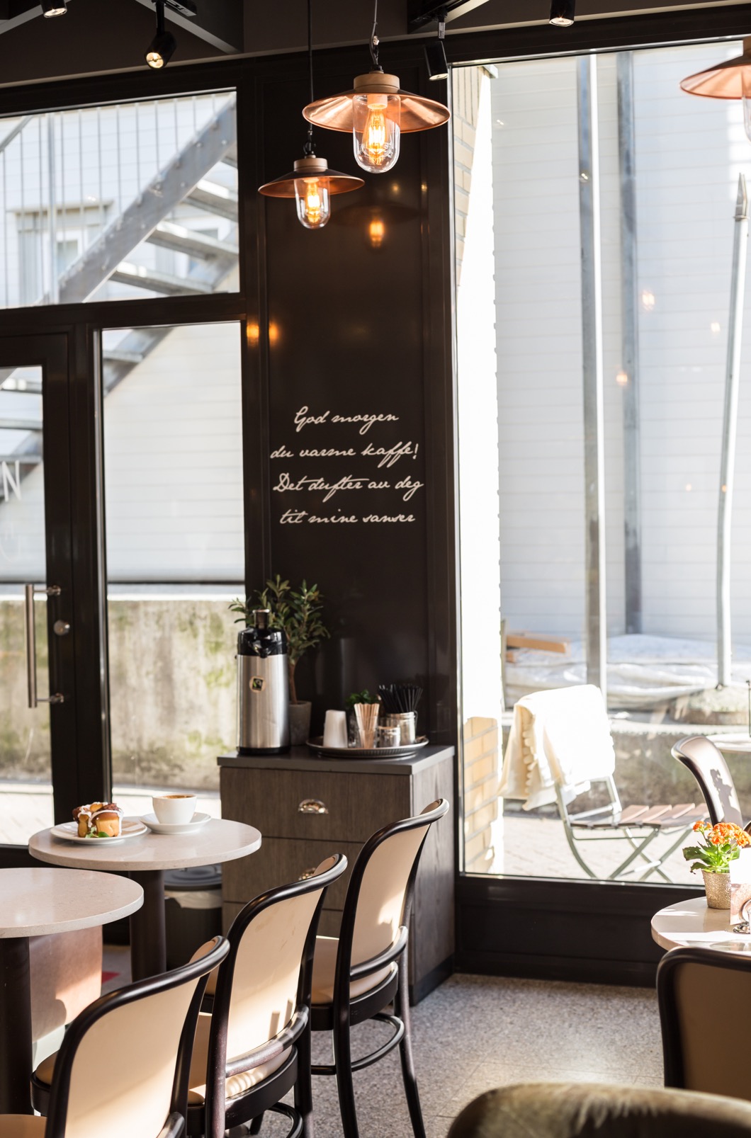 Kaffe og kaker i moderne kafé