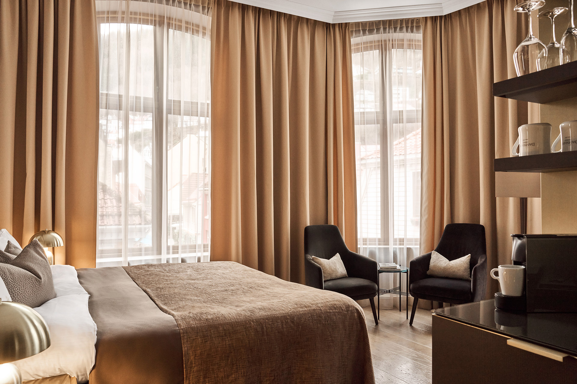 Luksuriøs hotellsoverom med brun fargepalett