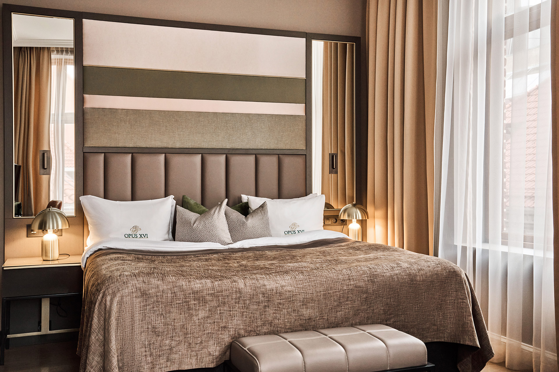 Luksuriøst hotellrom med stor seng og stor stol