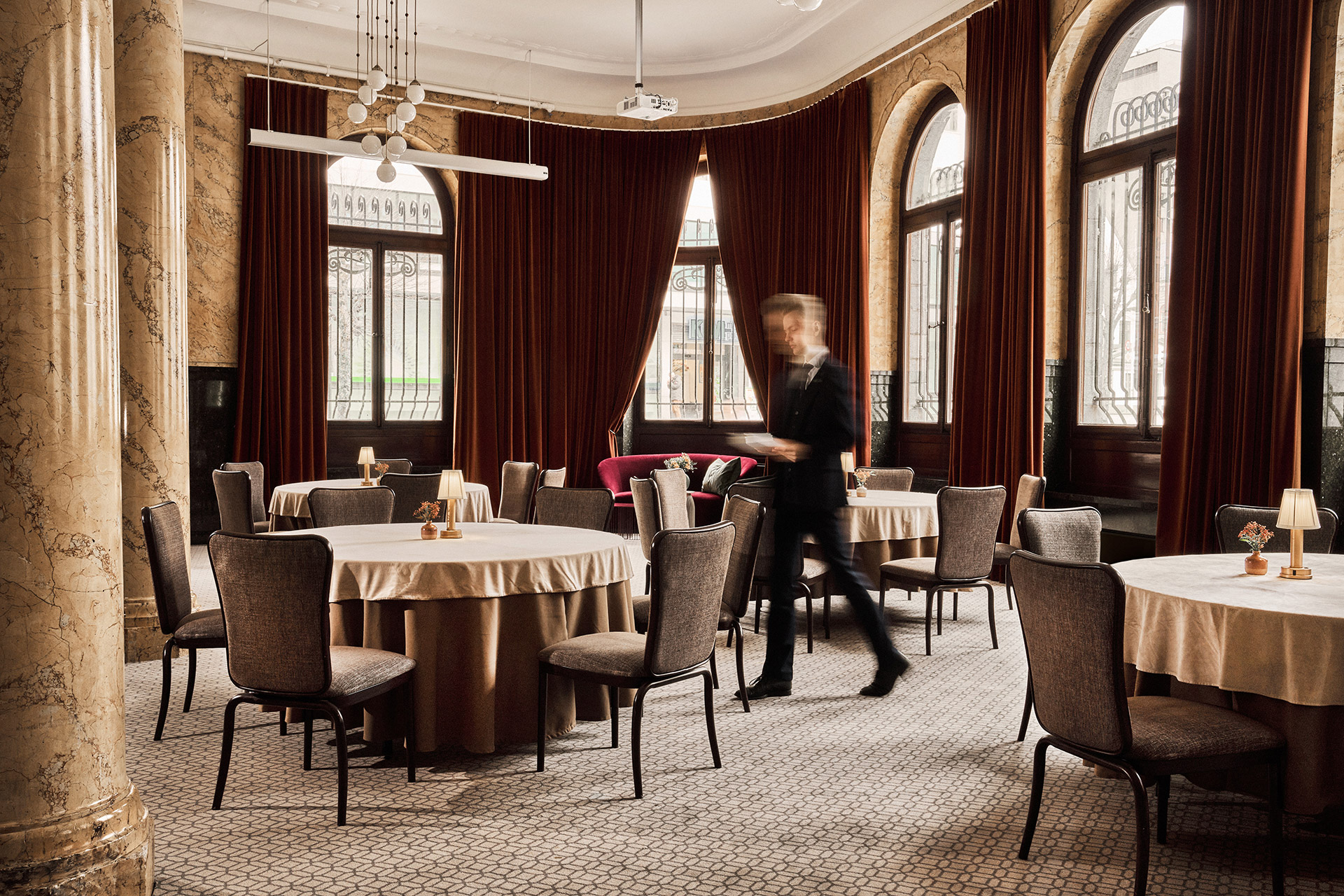 Restaurante med servitør og spisebord