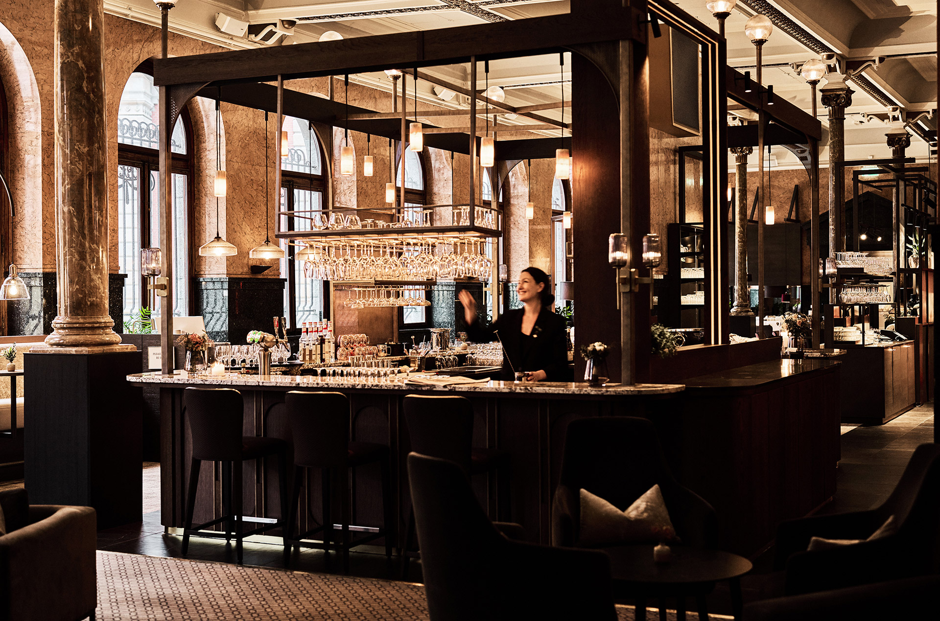 Luksuriøst barinteriør med bartender