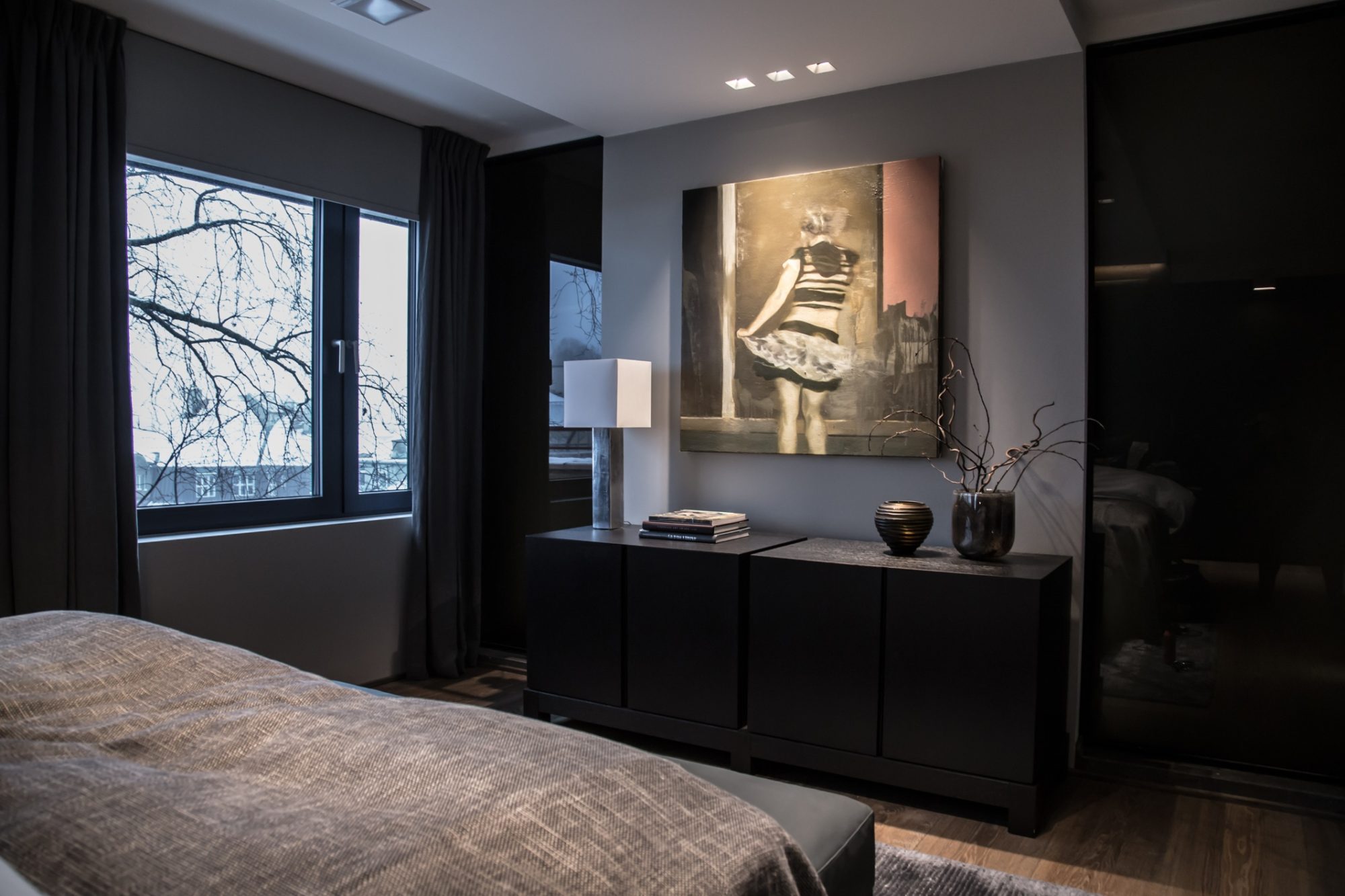 Moderne sovekammer med stor kunst på veggen