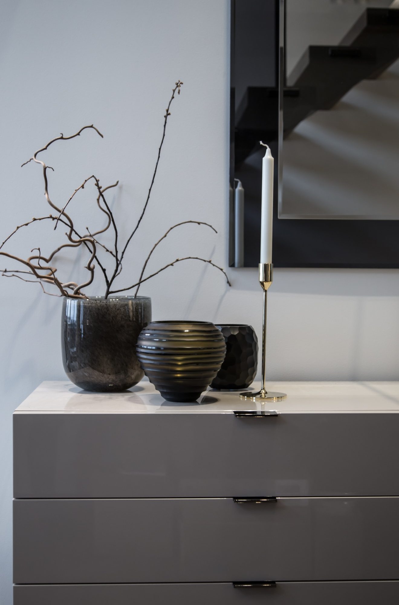 Enkel og moderne innredning med krukker og stearinlys