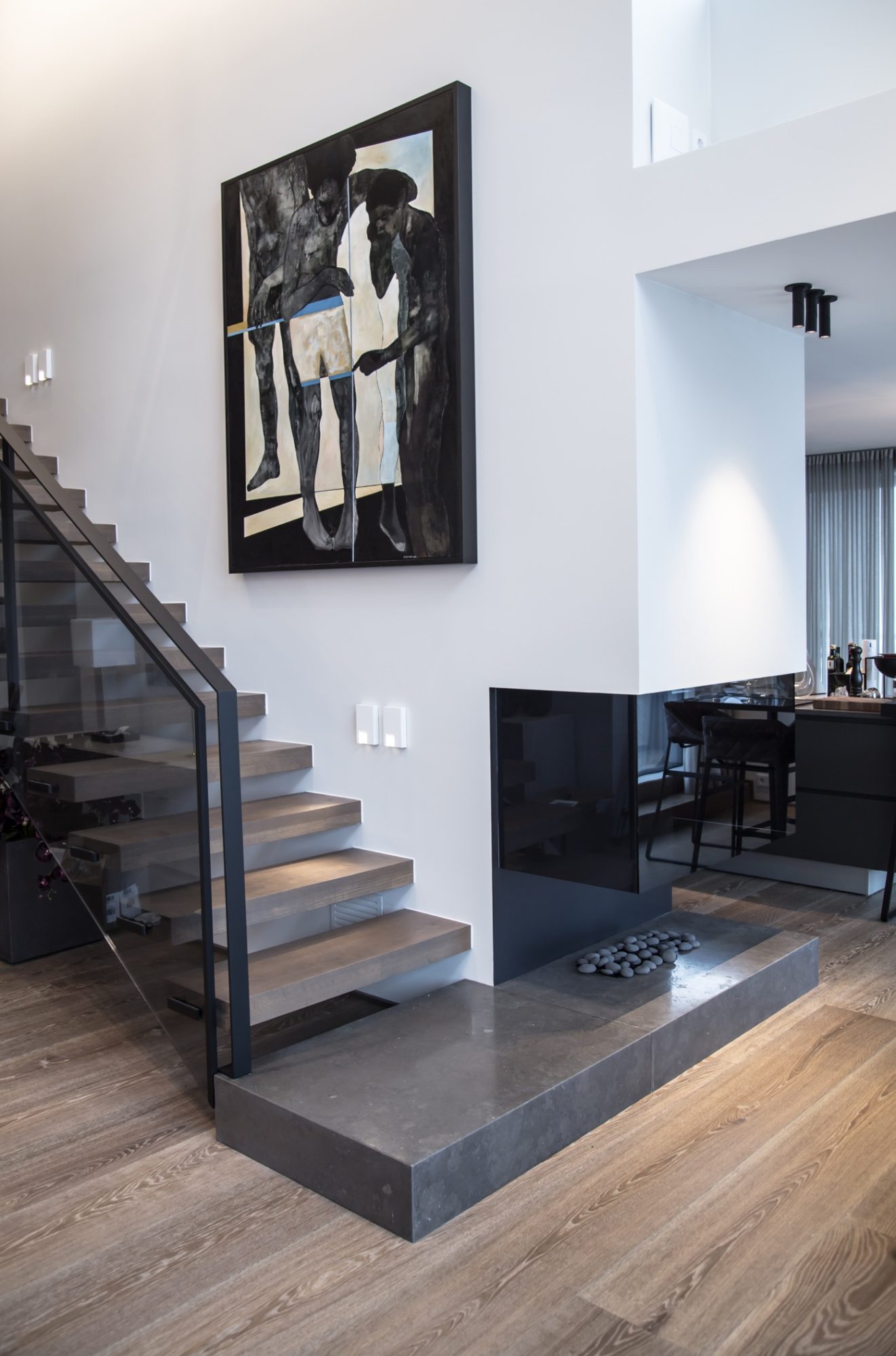 Trappetrinn med kunst og spisebord