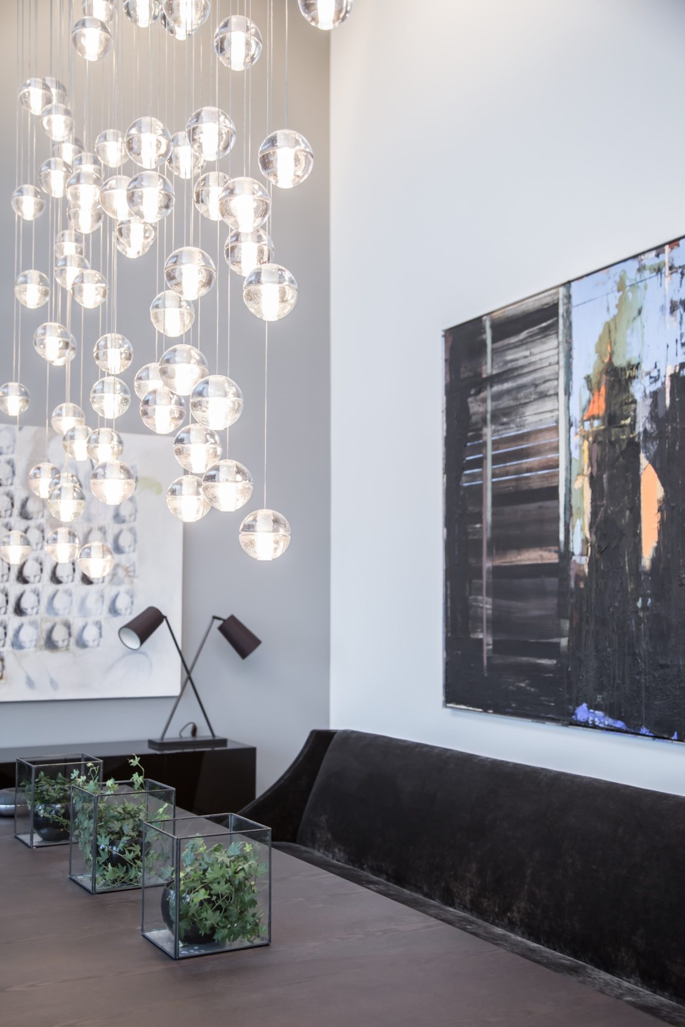 Lyspendel over spisebord med planter og kunst