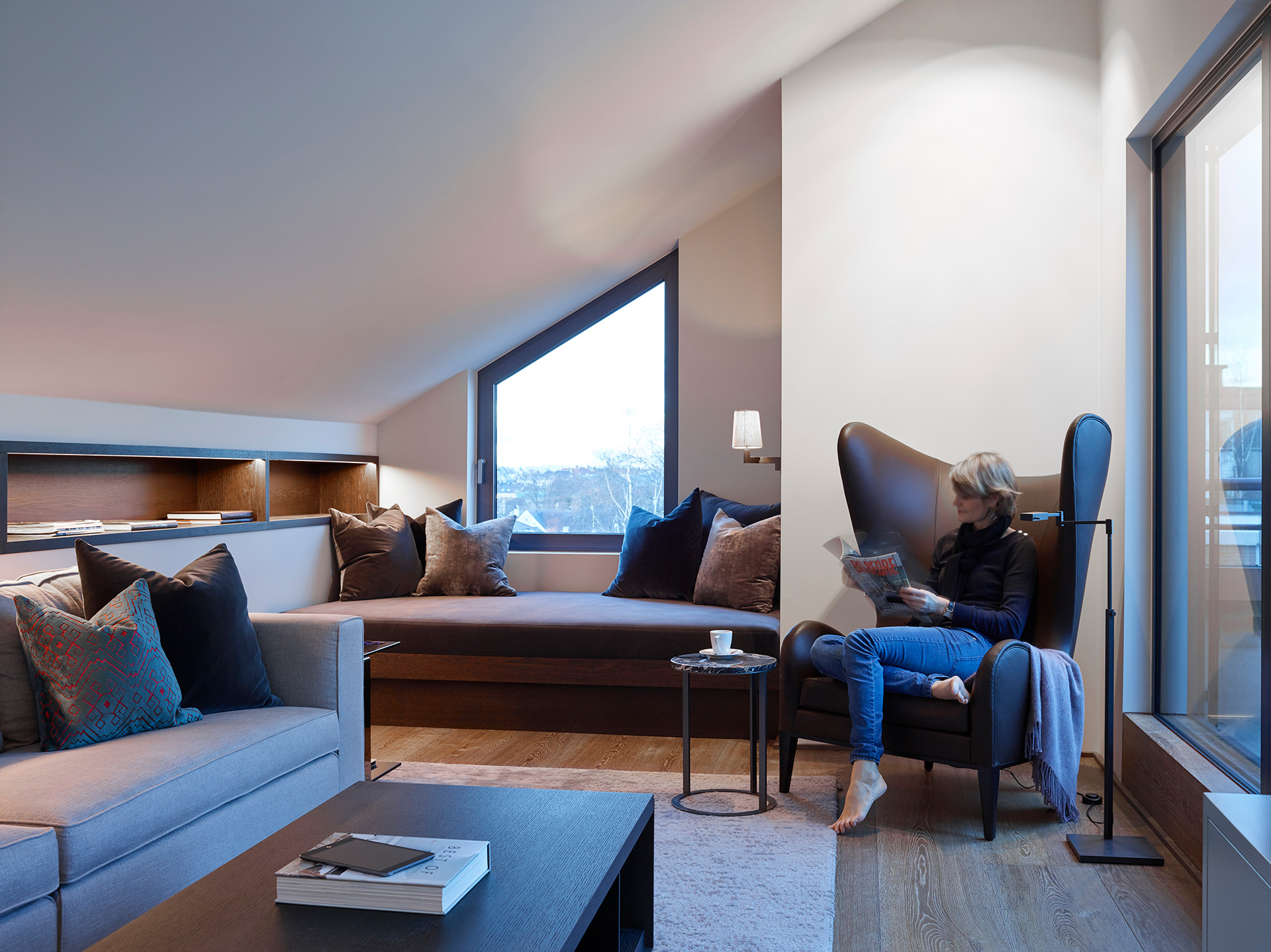 Moderne stue med sofa og lenestol