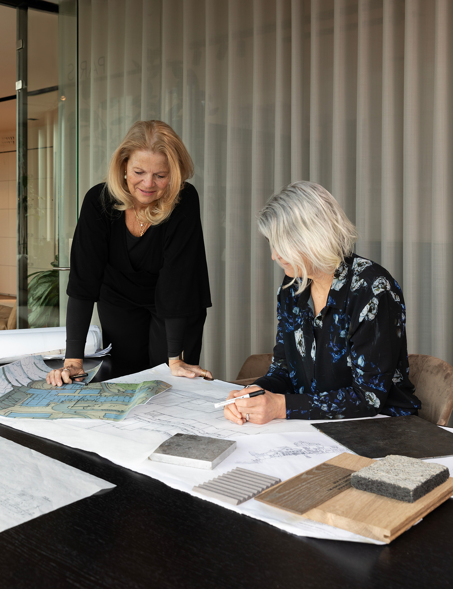 Kvinner arbeider med arkitektur og designprosjekt