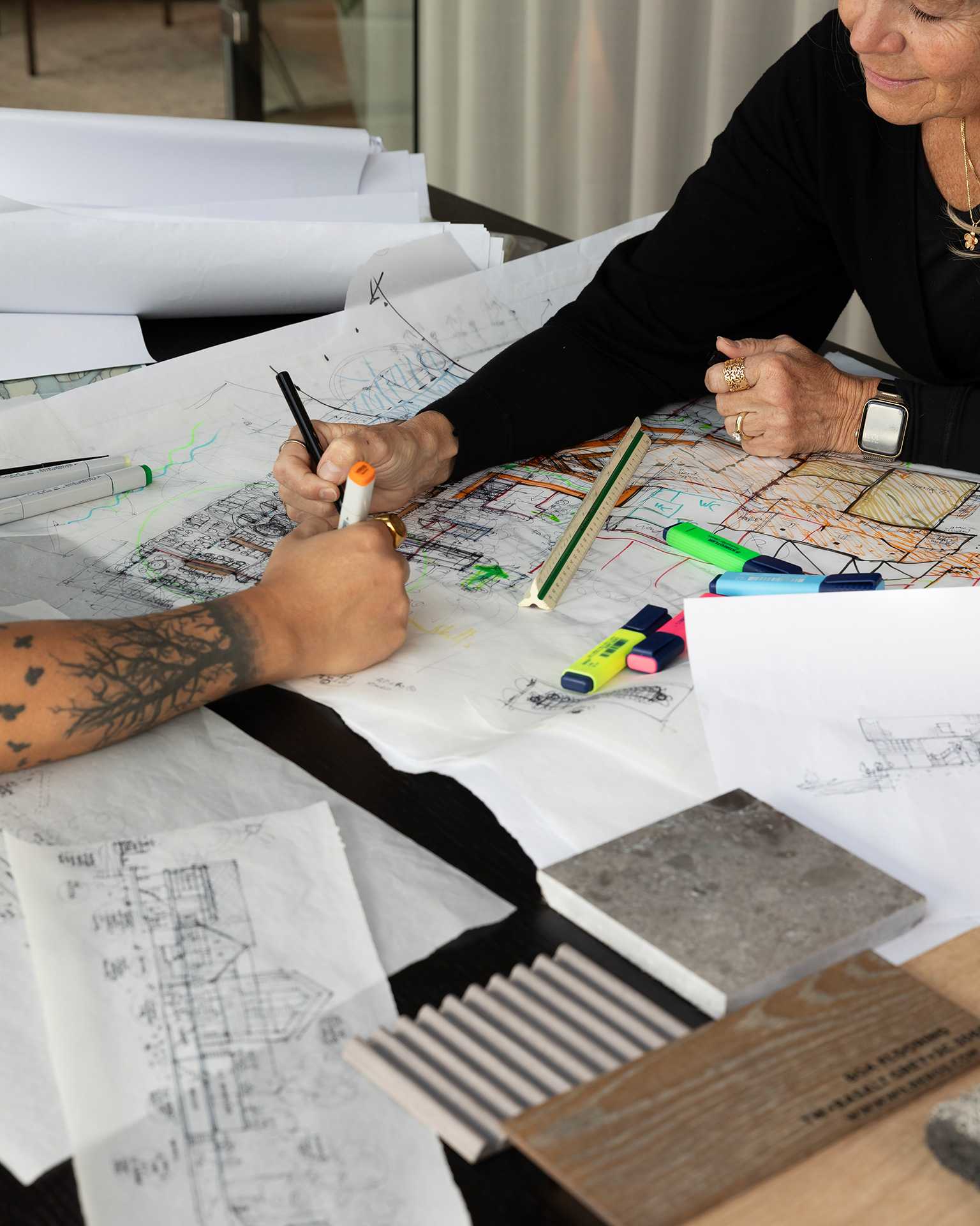 Arkitekter som diskuterer byggeplan