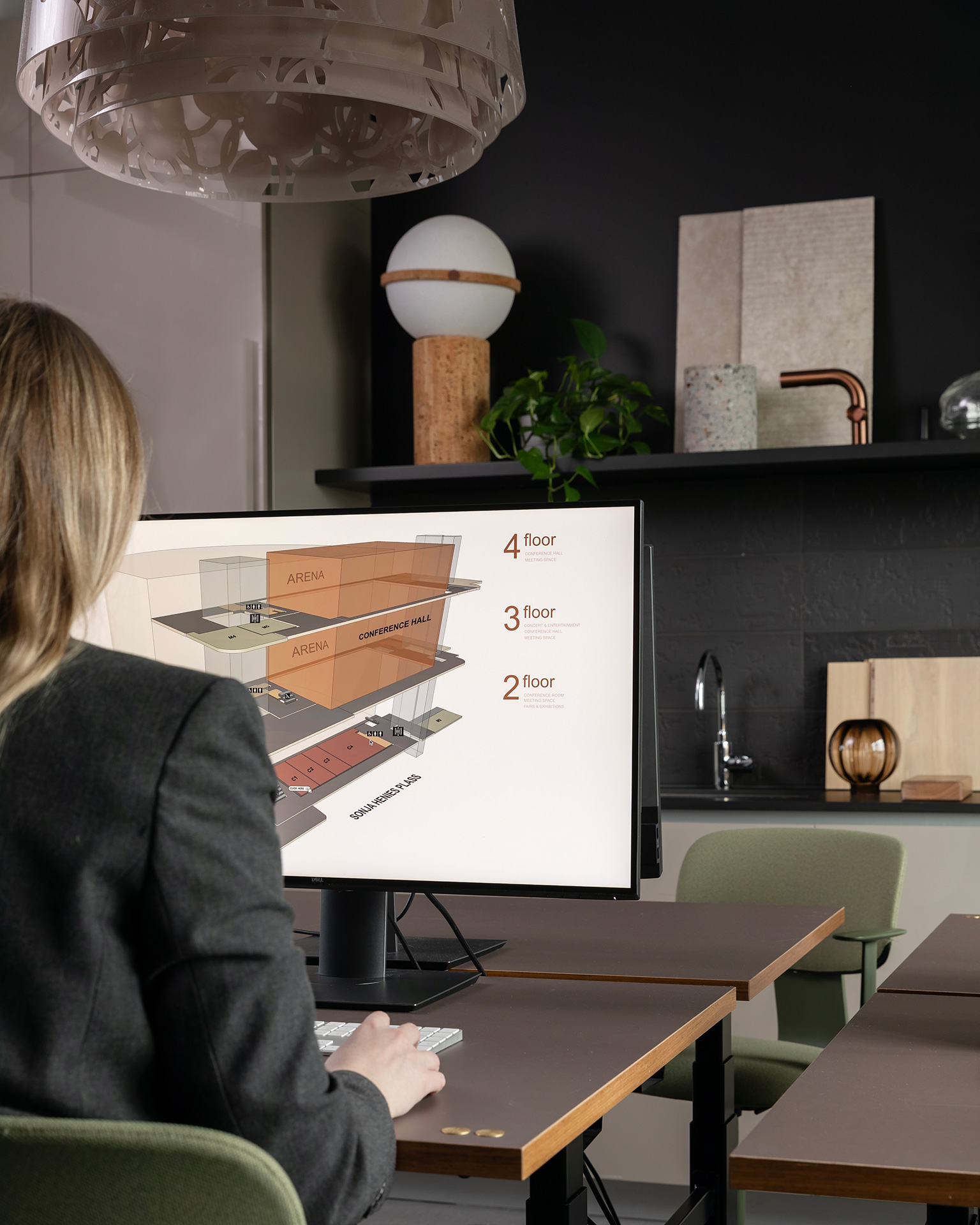 Kvinne som ser på 3D-modell av bygning