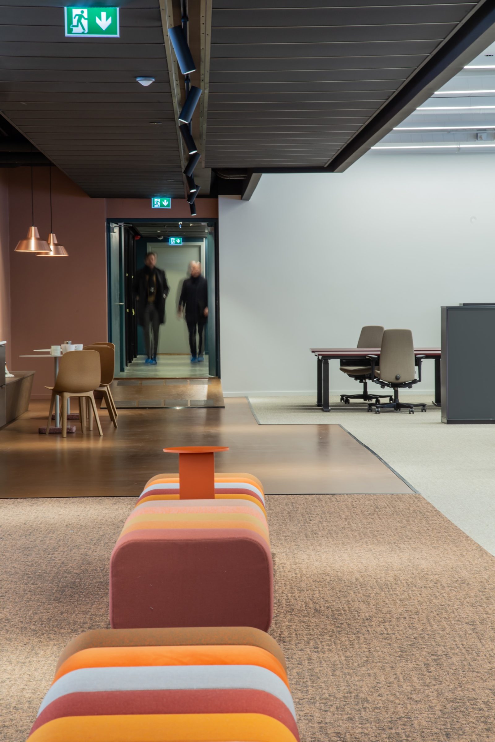 Moderne kontor med fargerike møbler